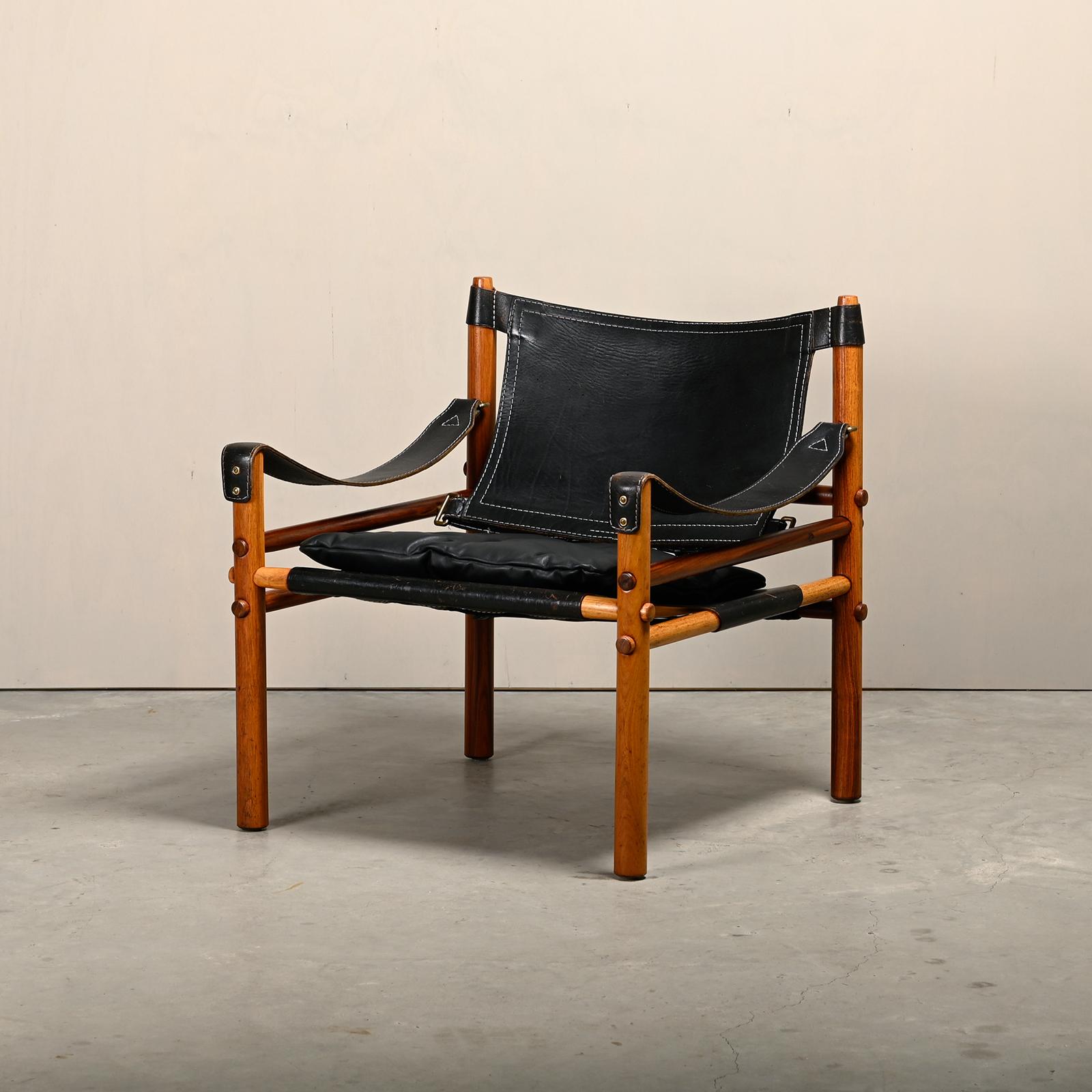 Cuir Arne Norell Sirocco Safari Lounge Chair en bois de rose et cuir noir, Suède en vente