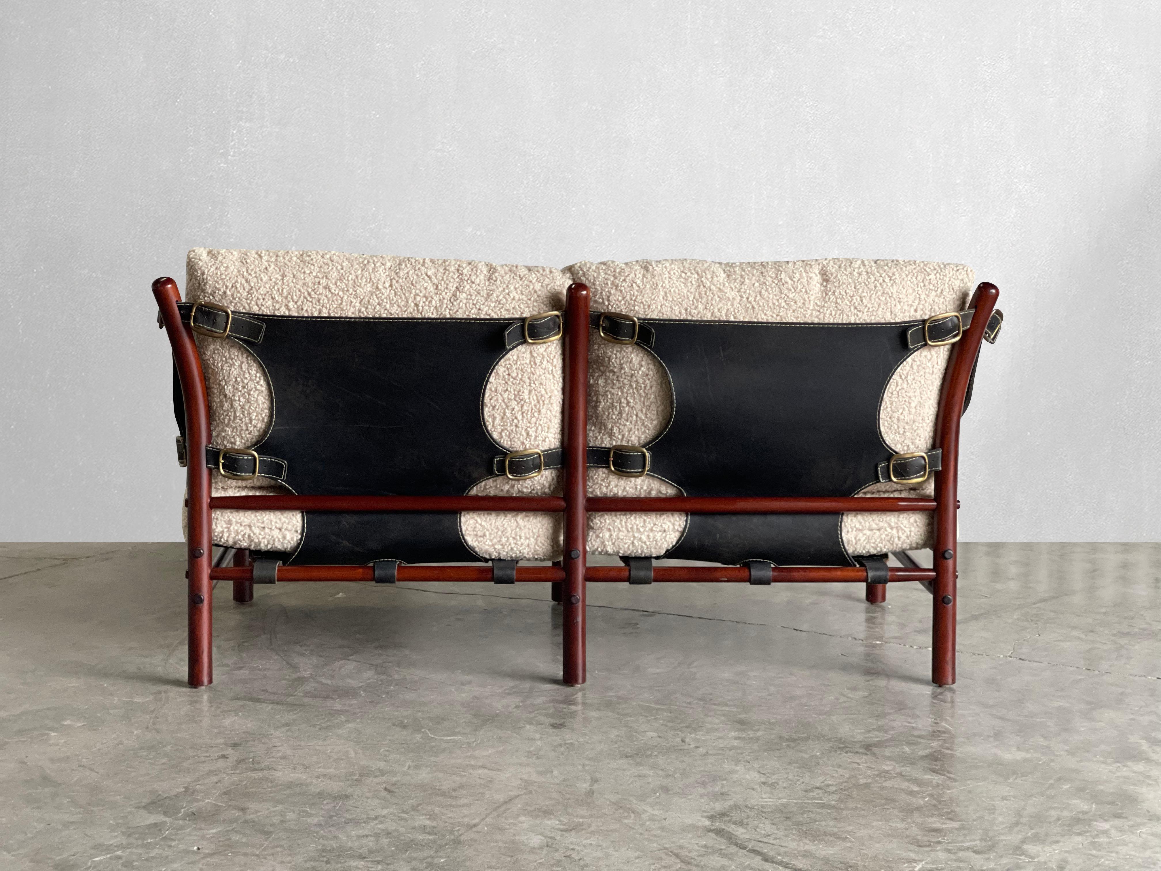 C. 1960s

Produziert von Arne Norell AB in Schweden. Dieses Sofa ist der Inbegriff von Komfort. Es wurde mit hochwertigstem steinfarbenem veganem Sherpa neu gepolstert. Der Rahmen besteht aus gebeiztem Bugholz, Leder und Messing. 

Arne Norells