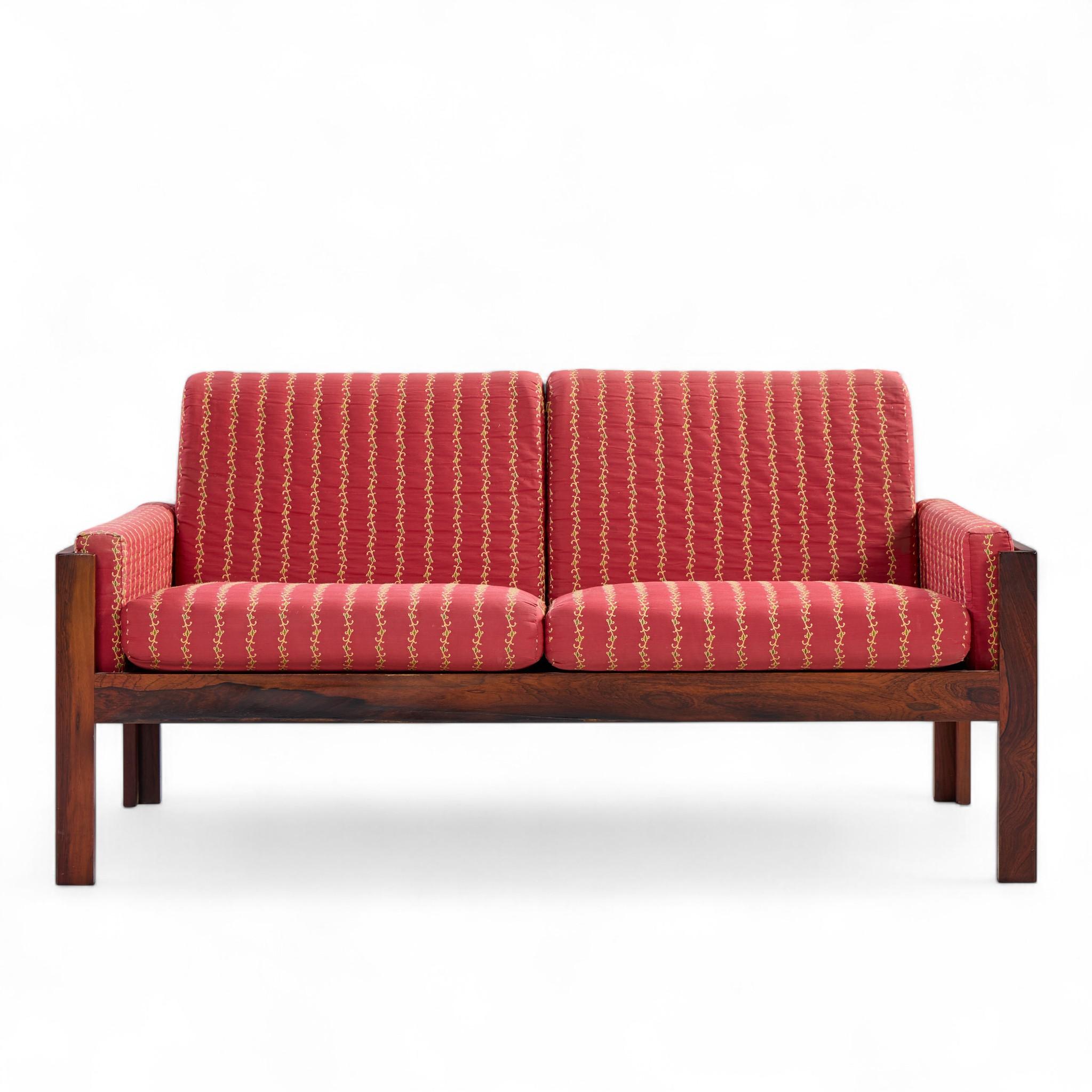 Sofá loveseat estilo Arne Norell de palisandro danés de mediados de siglo.

Este sofá mide 51,25 de ancho x 27 de fondo x 26 pulgadas de alto.

Todos los muebles pueden adquirirse en lo que denominamos estado vintage restaurado. Esto significa
