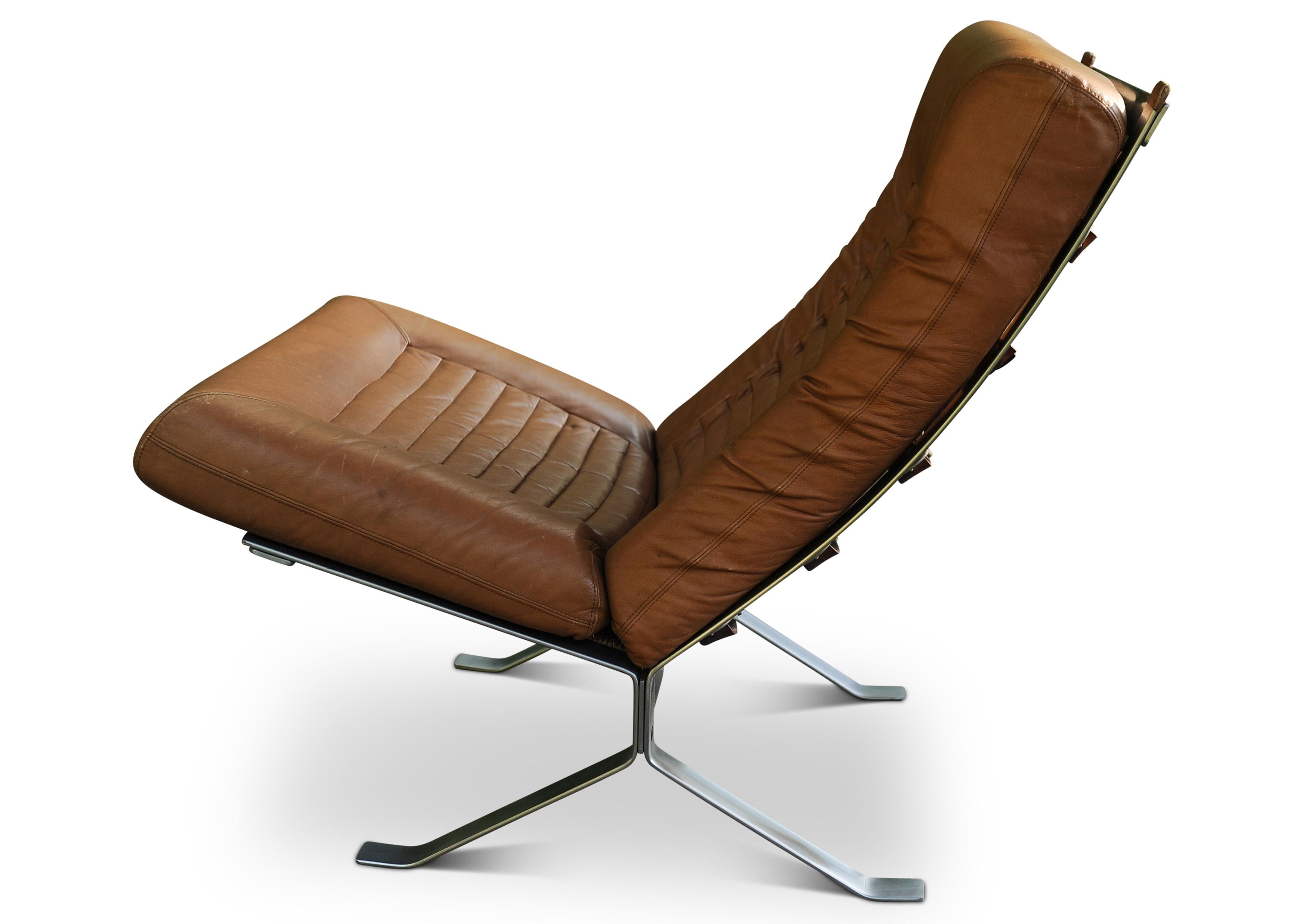 Mid-Century Modern Arne Norells Style Tan Leather Lounge Chair With Squared Metal Frame & Straps (Chaise longue en cuir fauve avec cadre en métal quadrillé et sangles) en vente