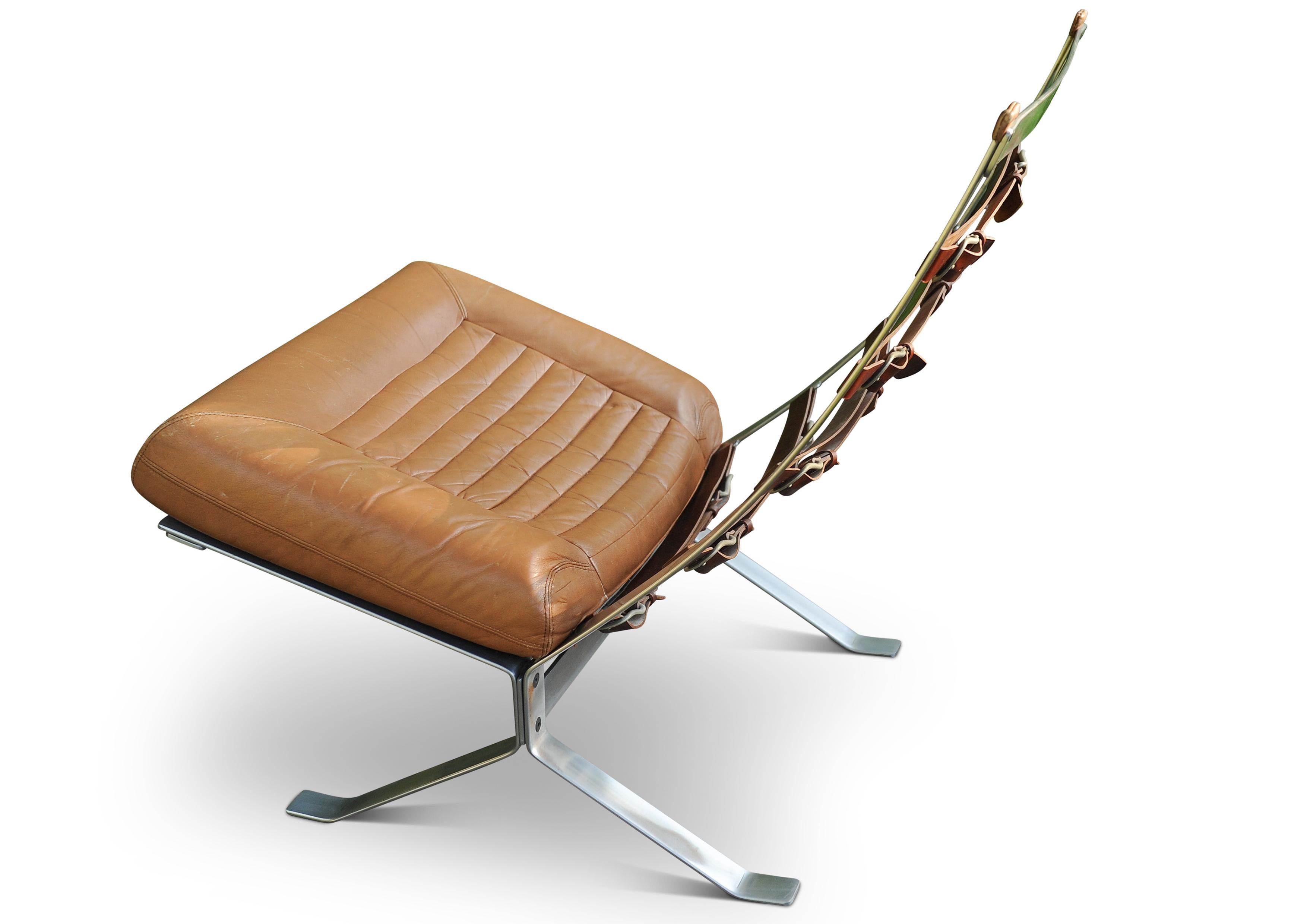 italien Arne Norells Style Tan Leather Lounge Chair With Squared Metal Frame & Straps (Chaise longue en cuir fauve avec cadre en métal quadrillé et sangles) en vente