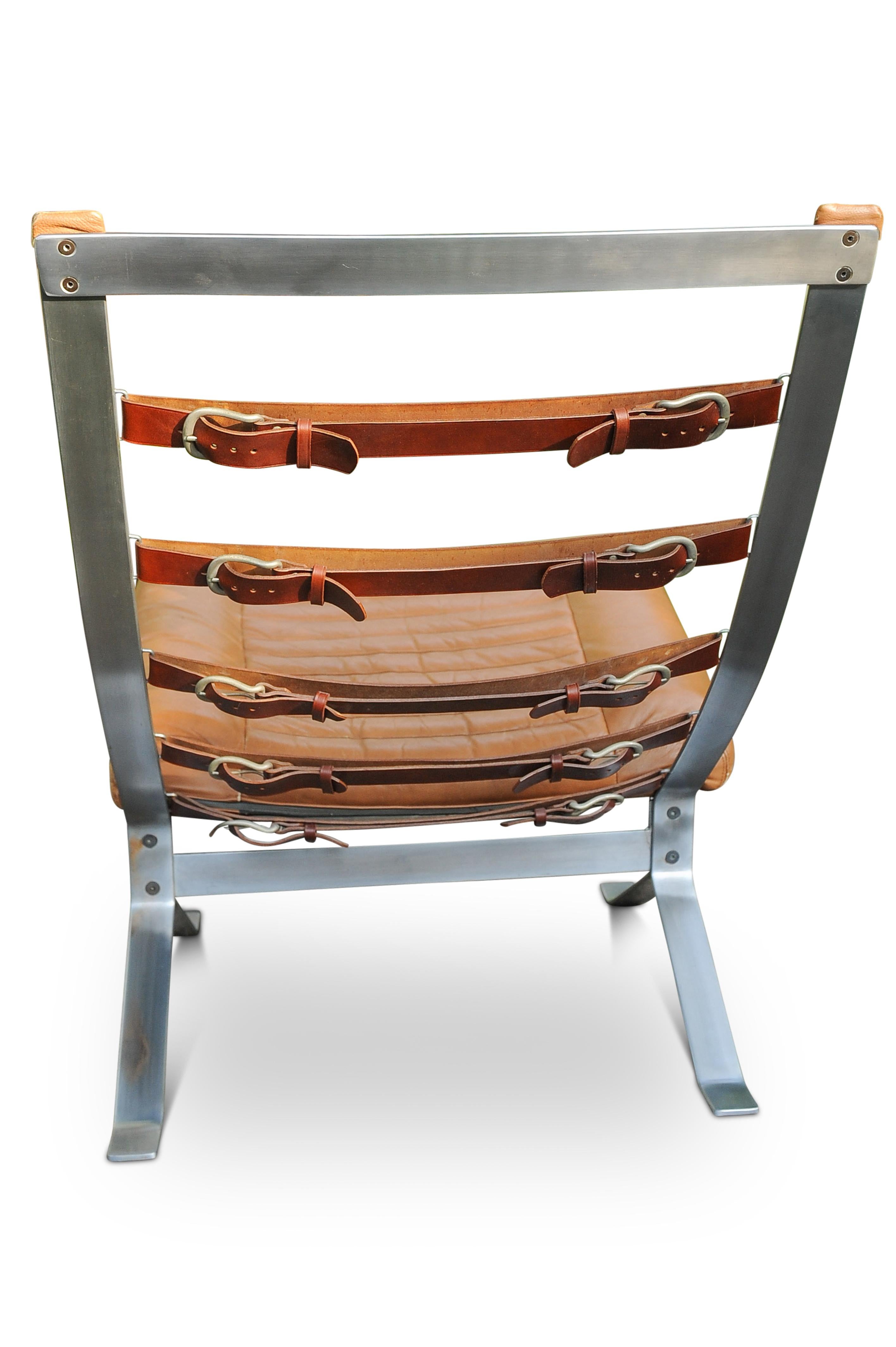 Cuir Arne Norells Style Tan Leather Lounge Chair With Squared Metal Frame & Straps (Chaise longue en cuir fauve avec cadre en métal quadrillé et sangles) en vente