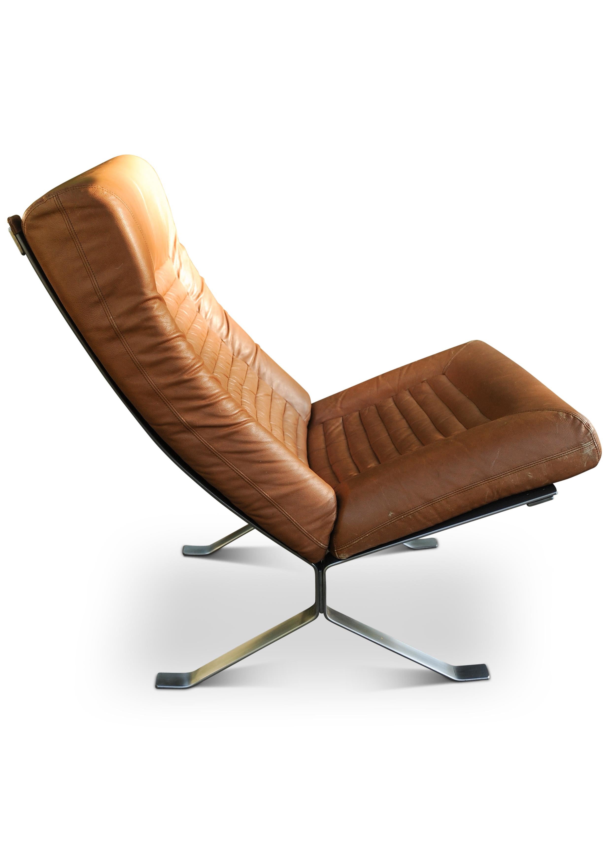 Arne Norells Style Tan Leather Lounge Chair With Squared Metal Frame & Straps (Chaise longue en cuir fauve avec cadre en métal quadrillé et sangles) en vente 2