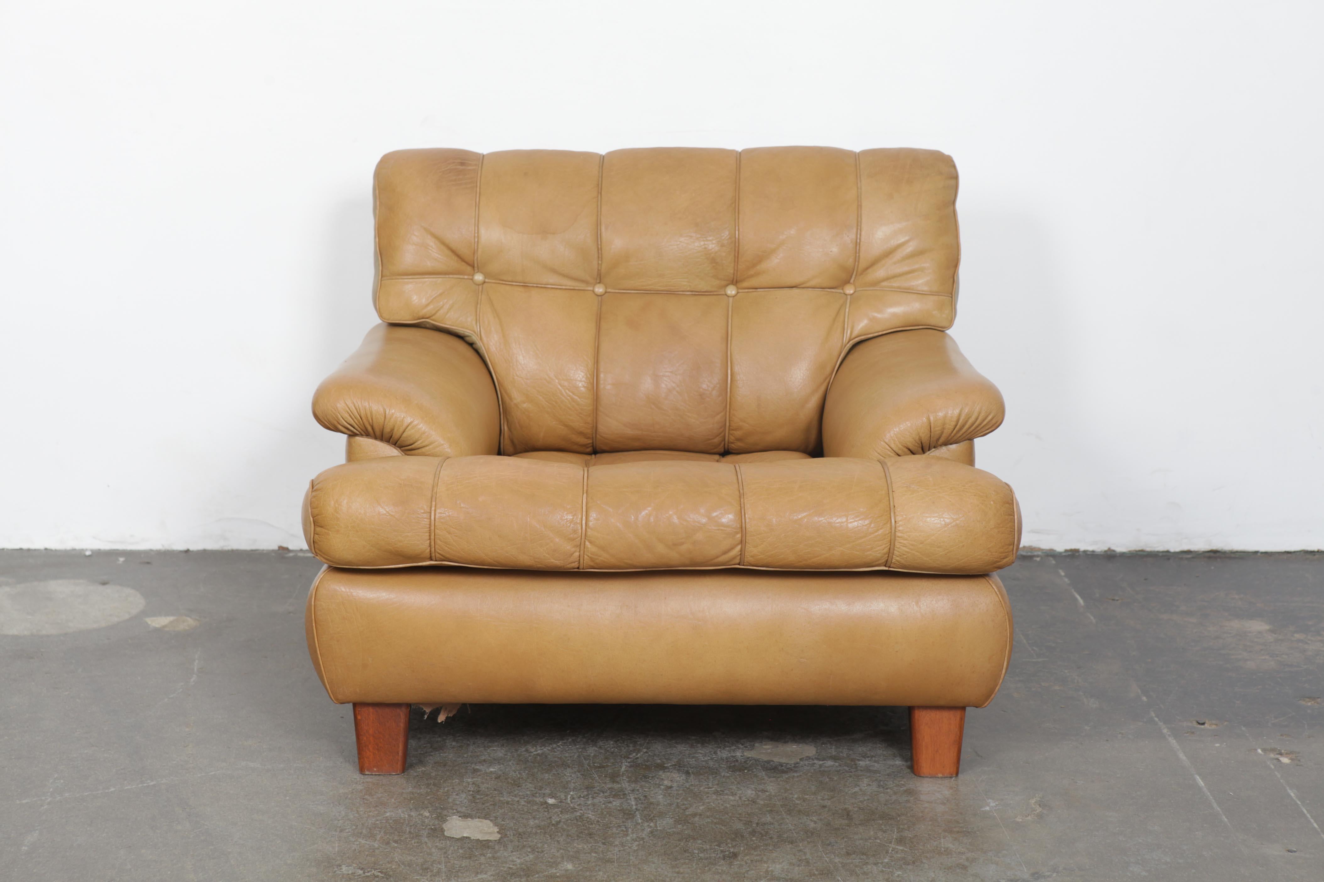 Arne Norell designed tufted lounge chair in original tan buffalo leather, produced by Norell AB, Sweden. Very similar in style to the Merkur chair but with a more rounded form overall. No damage to the leather in terms of rips, tears or punctures.