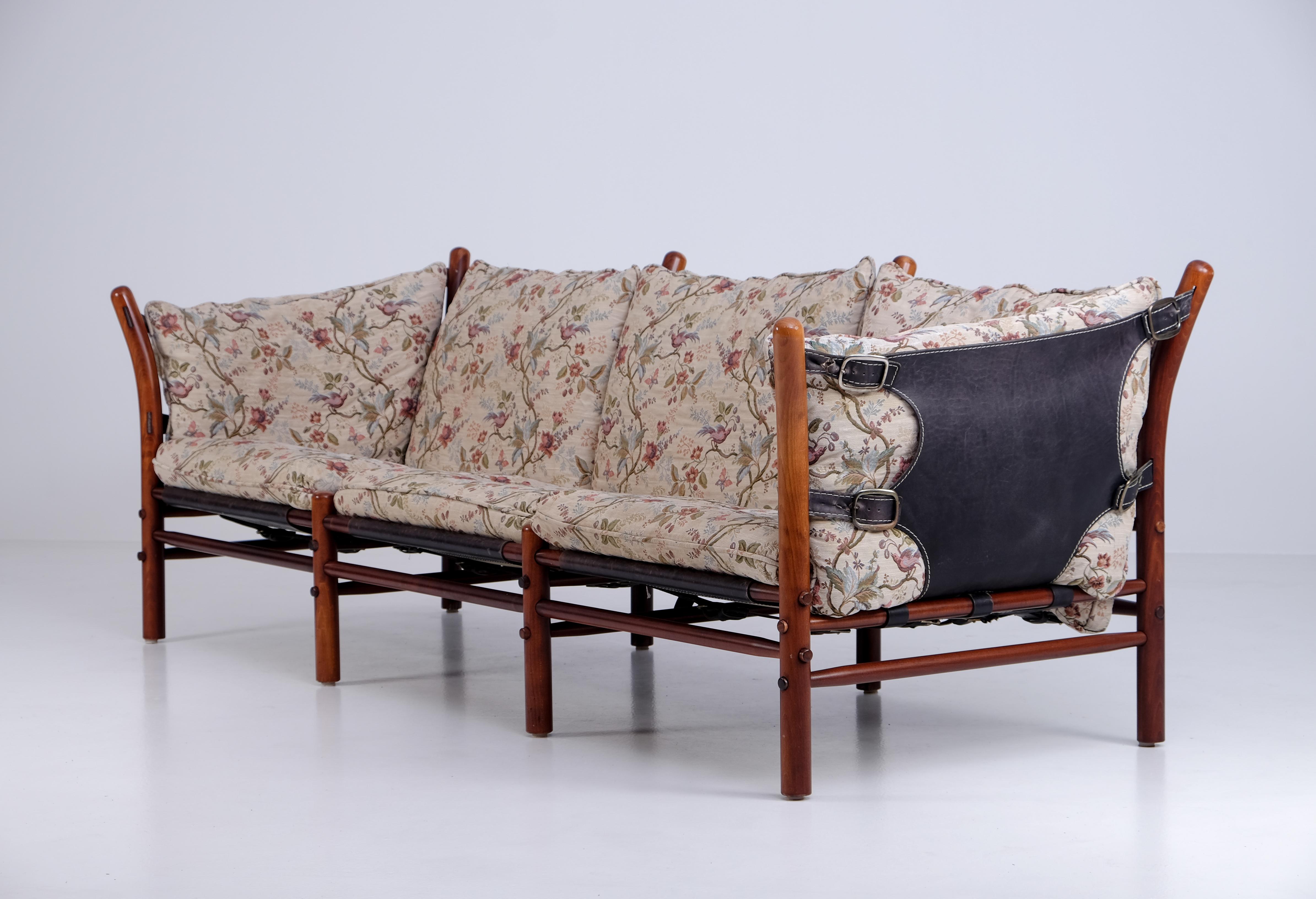Trois sièges. Cuir, laiton, bois de frêne teinté.
Design par Arne Norell, produit par Arne Norell Möbel, Suède.
Expédition mondiale par la porte d'entrée, emballée à plat : 800 €
Veuillez noter que les coussins ont besoin d'un nouveau