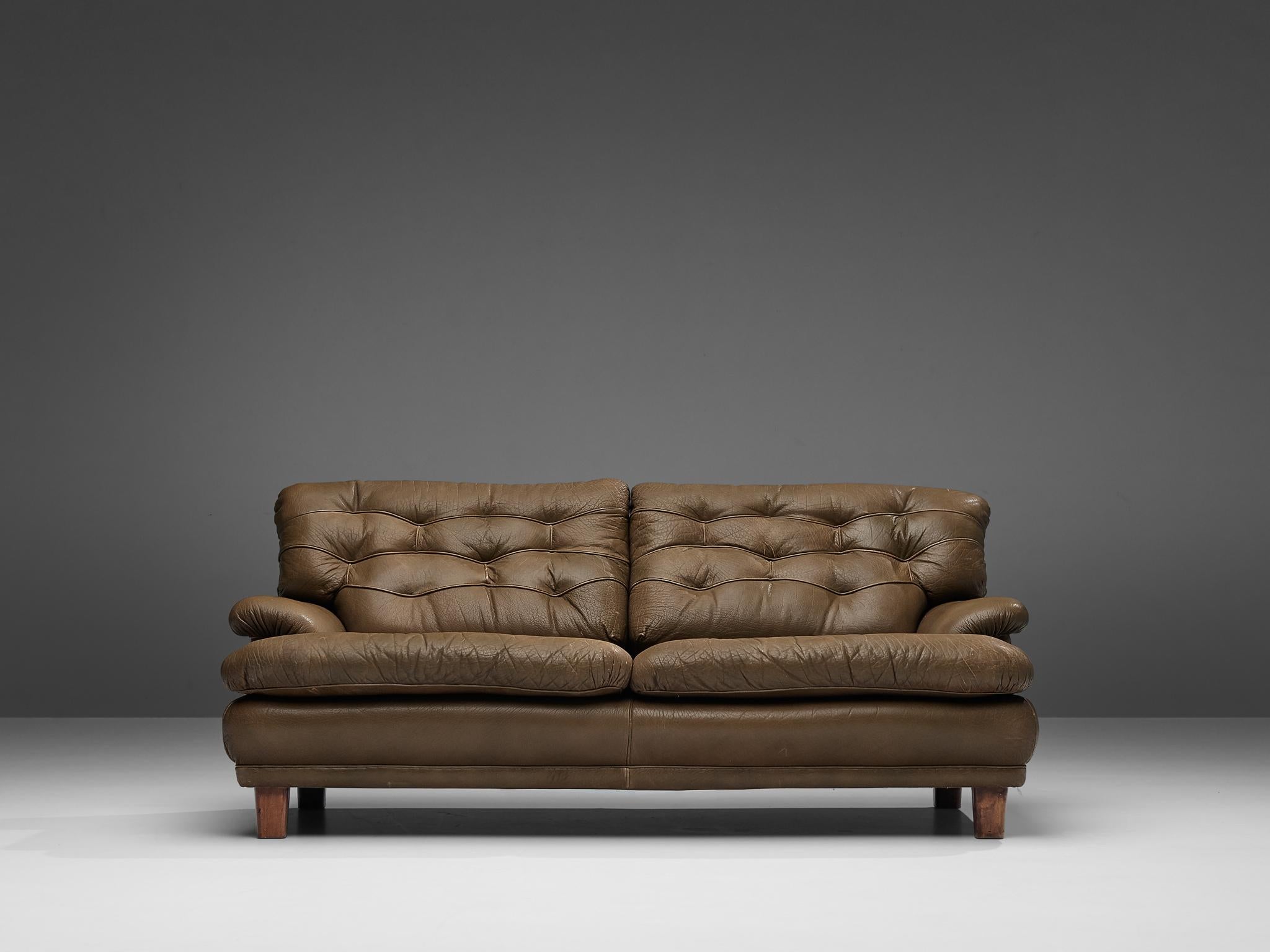 Arne Norell, Sofa, Leder, Holz, Schweden, um 1964.

Dieses Sofa ist raffiniert, modern und hat einen robusten Touch. Ein echtes schwedisches und Norells Design. Er ist aus Leder gefertigt und hat vier kubische Holzbeine. Diese Beine bilden eine