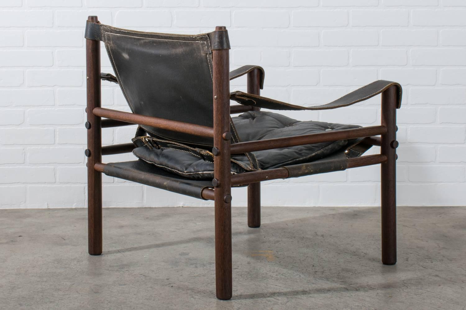Arne Norell Vintage Midcentury 'Sirocco' Safari Chair In Distressed Condition In San Francisco, CA