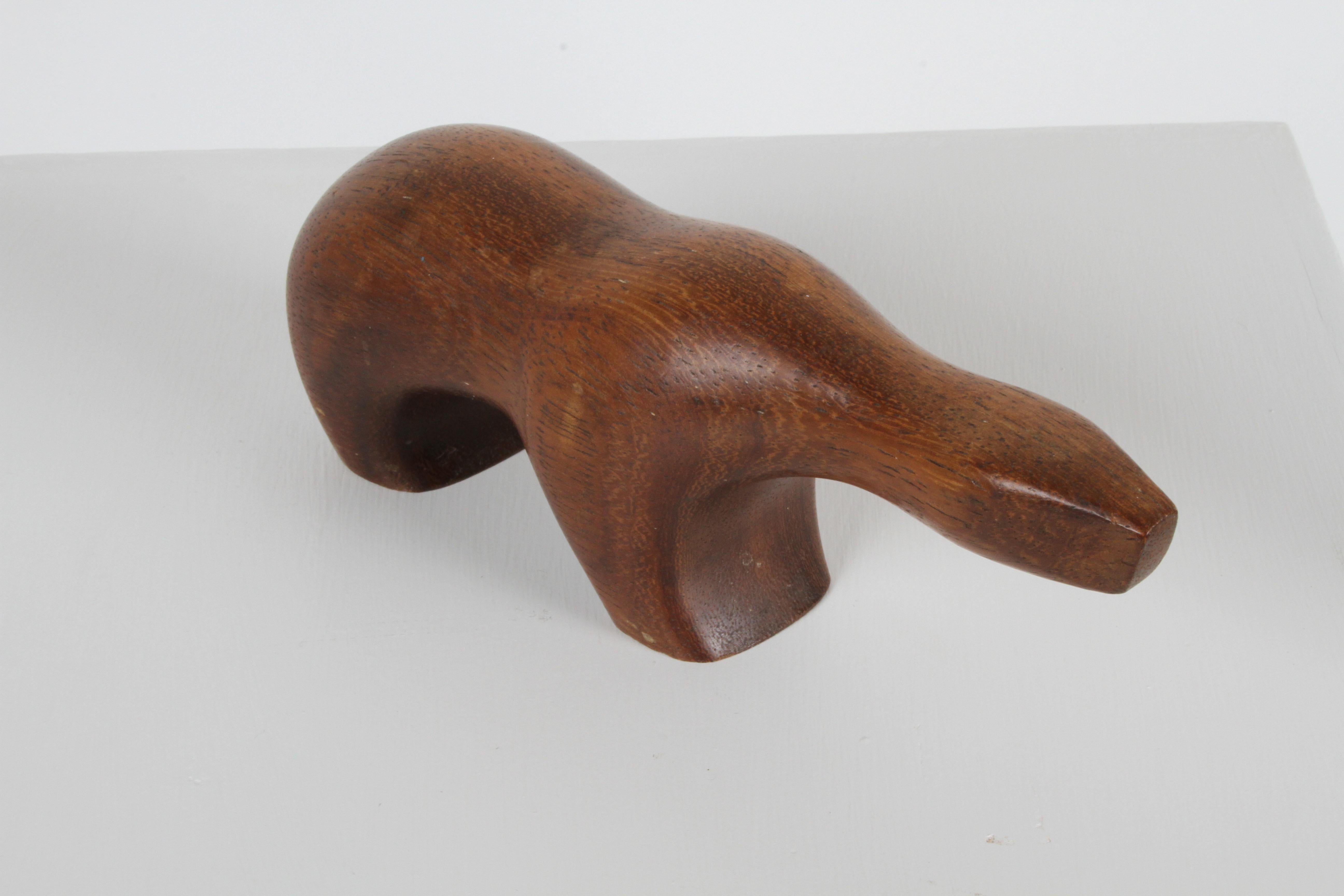 Arne Tjomsland Escultura modernista tallada de oso polar en madera de teca, Noruega Moderno de mediados de siglo en venta