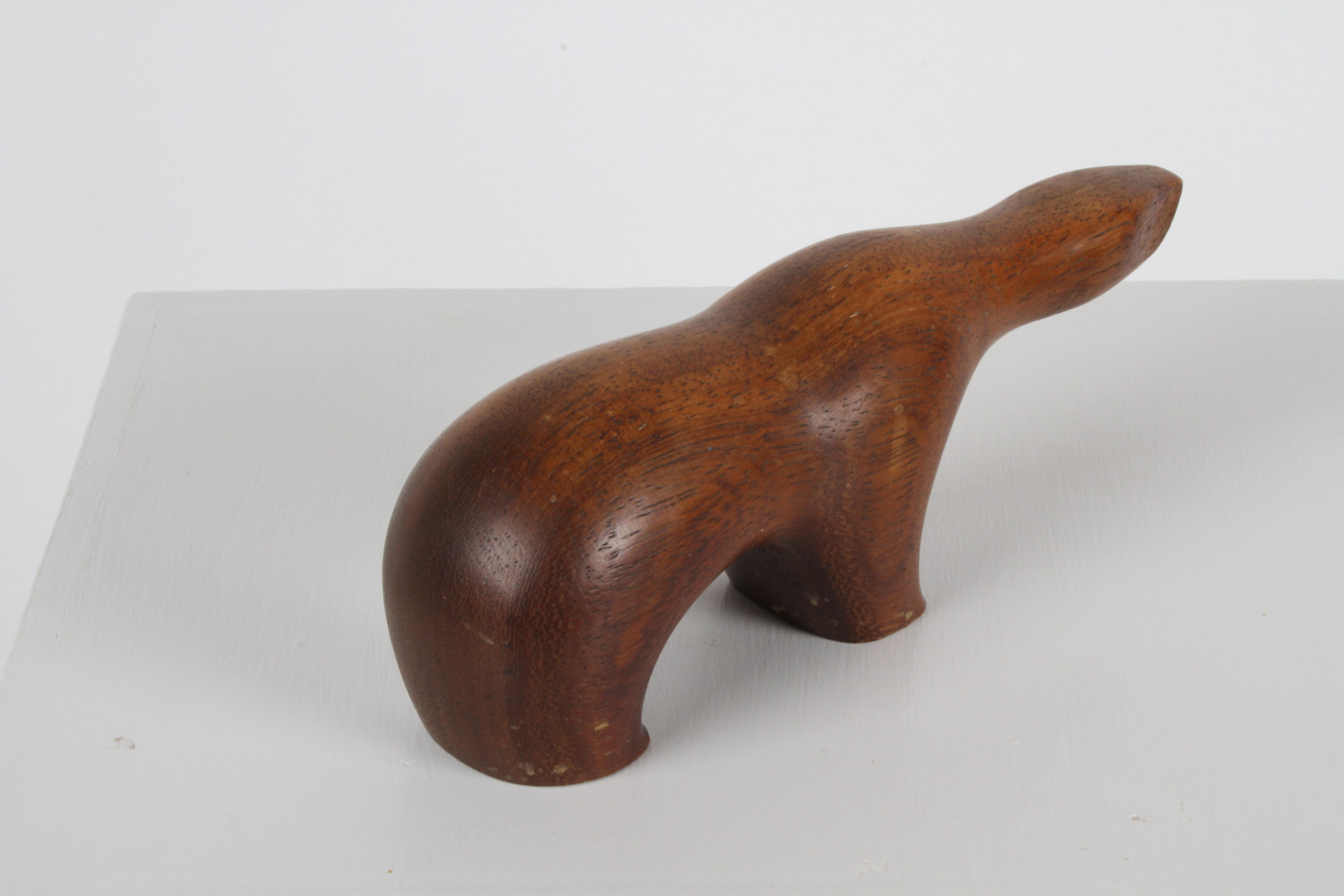 Arne Tjomsland Escultura modernista tallada de oso polar en madera de teca, Noruega Noruego en venta