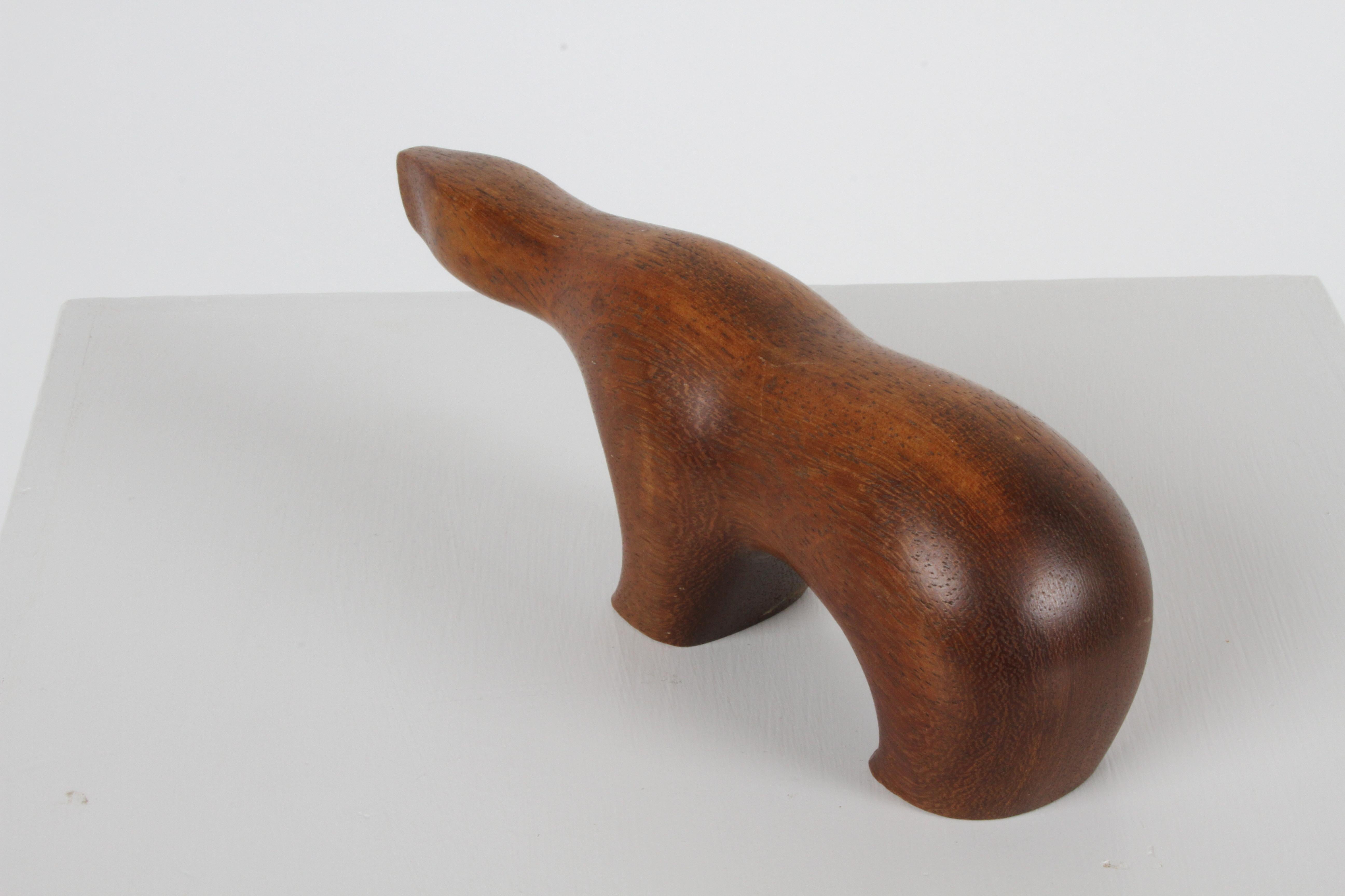Arne Tjomsland Escultura modernista tallada de oso polar en madera de teca, Noruega mediados del siglo XX en venta
