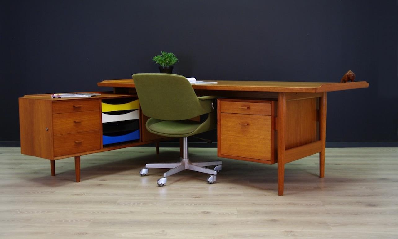 Absolute Classic of Danish design from the 1960s and 1970s. Minimalist form designed by the leading Danish designer Arne Vodder, made in the Sibast manufacture. Desk finished with teak veneer, legs made of teak wood. Sideboard's side with a