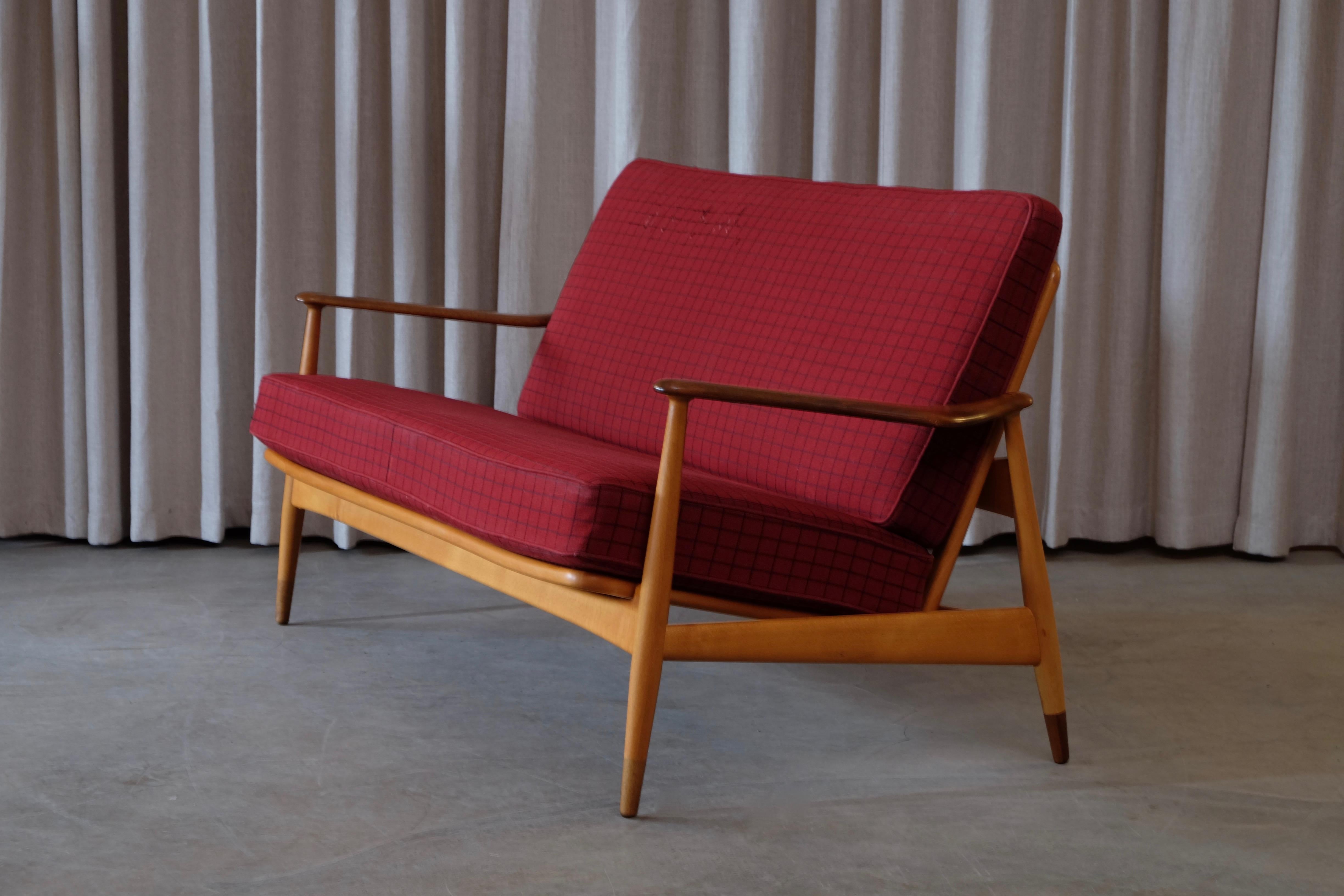 Produced by France & Daverkosen in Denmark, 1950s.
Beech, teak and fabric. 2 adjustable positions.

 