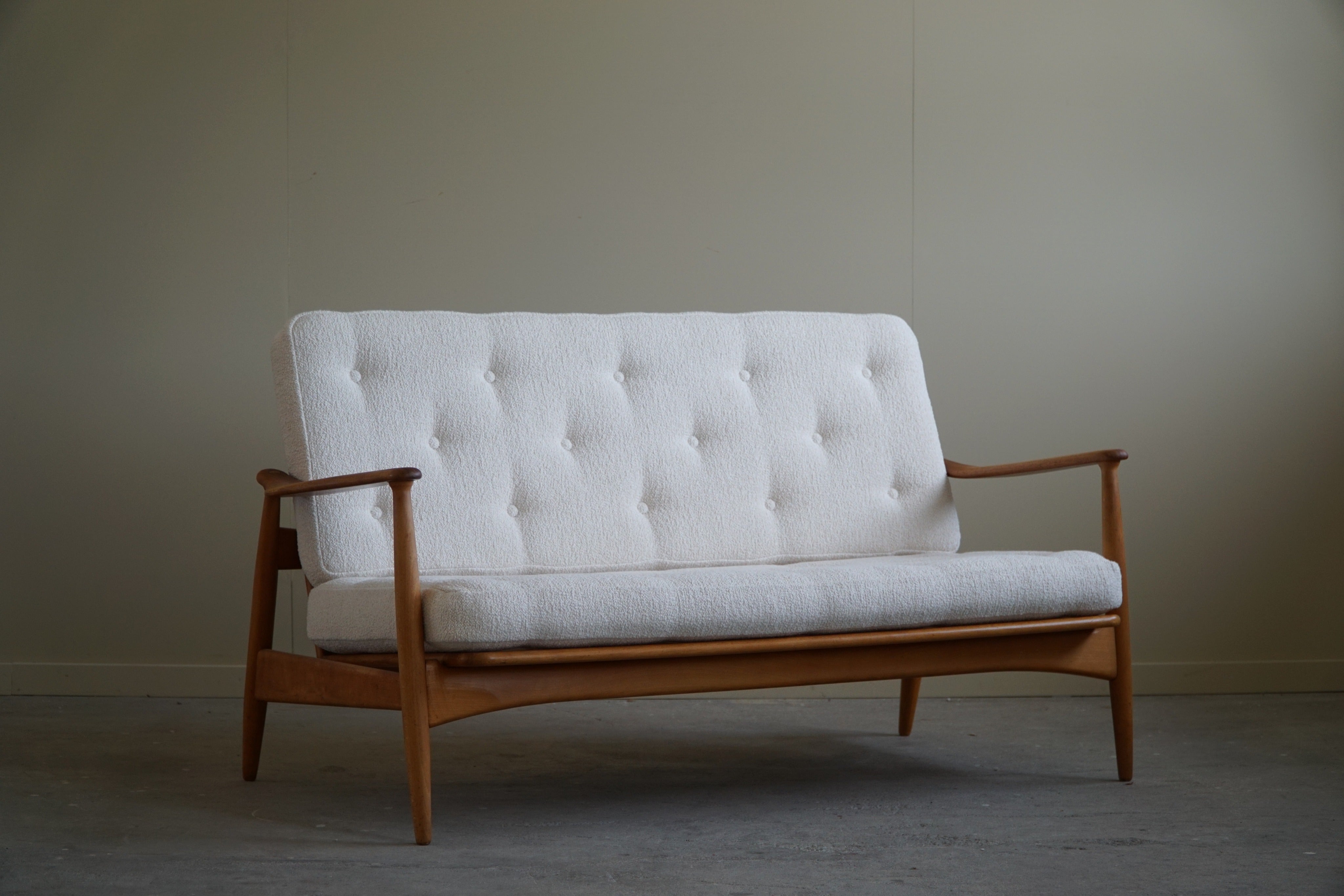 Arne Vodder 2-Sitzer-Sofa, Modell Fd 161, neu gepolstert mit Bouclé, 1950er Jahre (Moderne der Mitte des Jahrhunderts) im Angebot