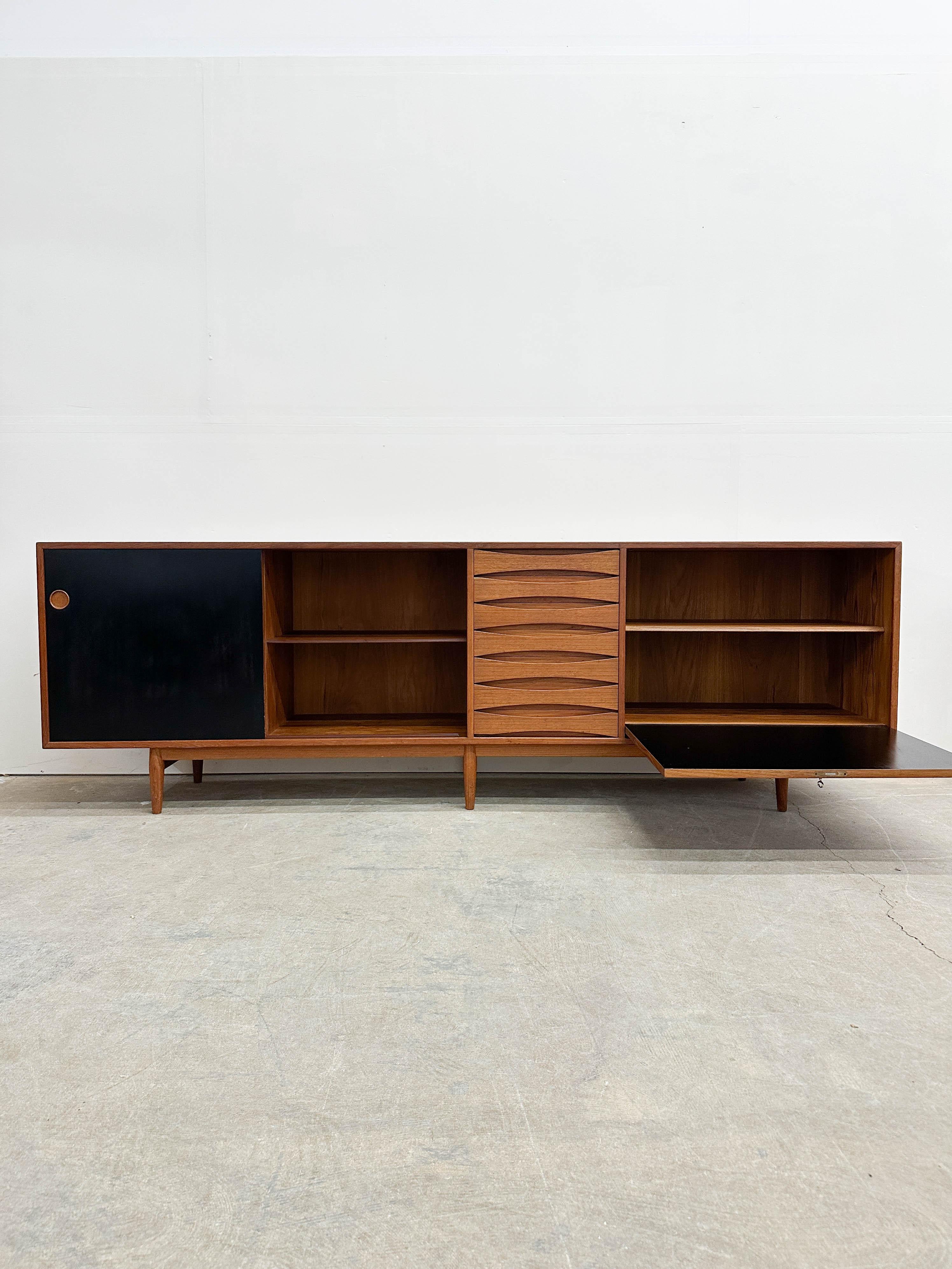 Scandinave moderne Arne Vodder 29A Crédence en teck par Sibast en vente