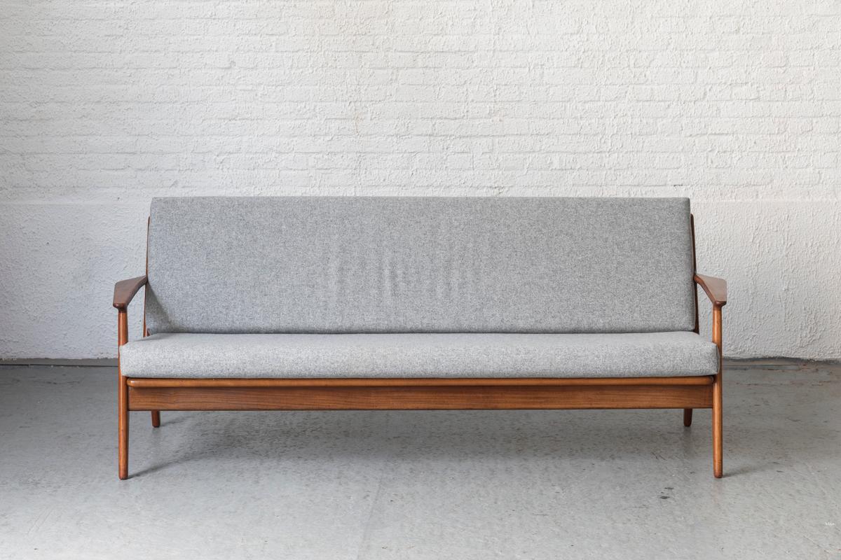 3-seater sofa, model 6, designed by Arne Vodder and produced by Vamo Soderberg in Denmark around 1950. Solid teak wooden frame with newly upholstered cushions in a grey fabric. A few small punctures in the back pillow. In very good condition.

H: 77