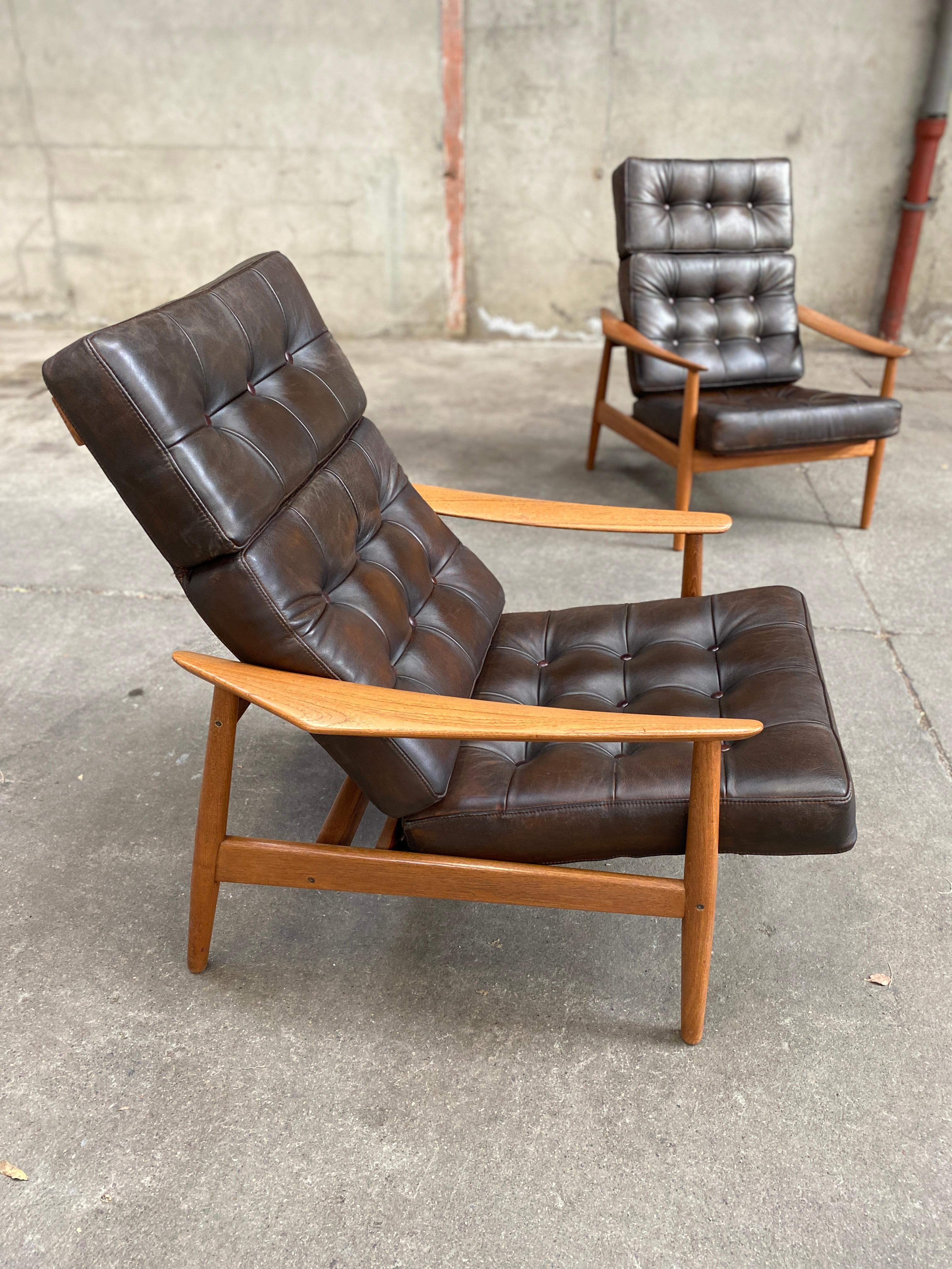 Arne Vodder
a pair of Fd164 adjustable lounge chair France & Son, 1962
A solid pair of teak lounge chair, 