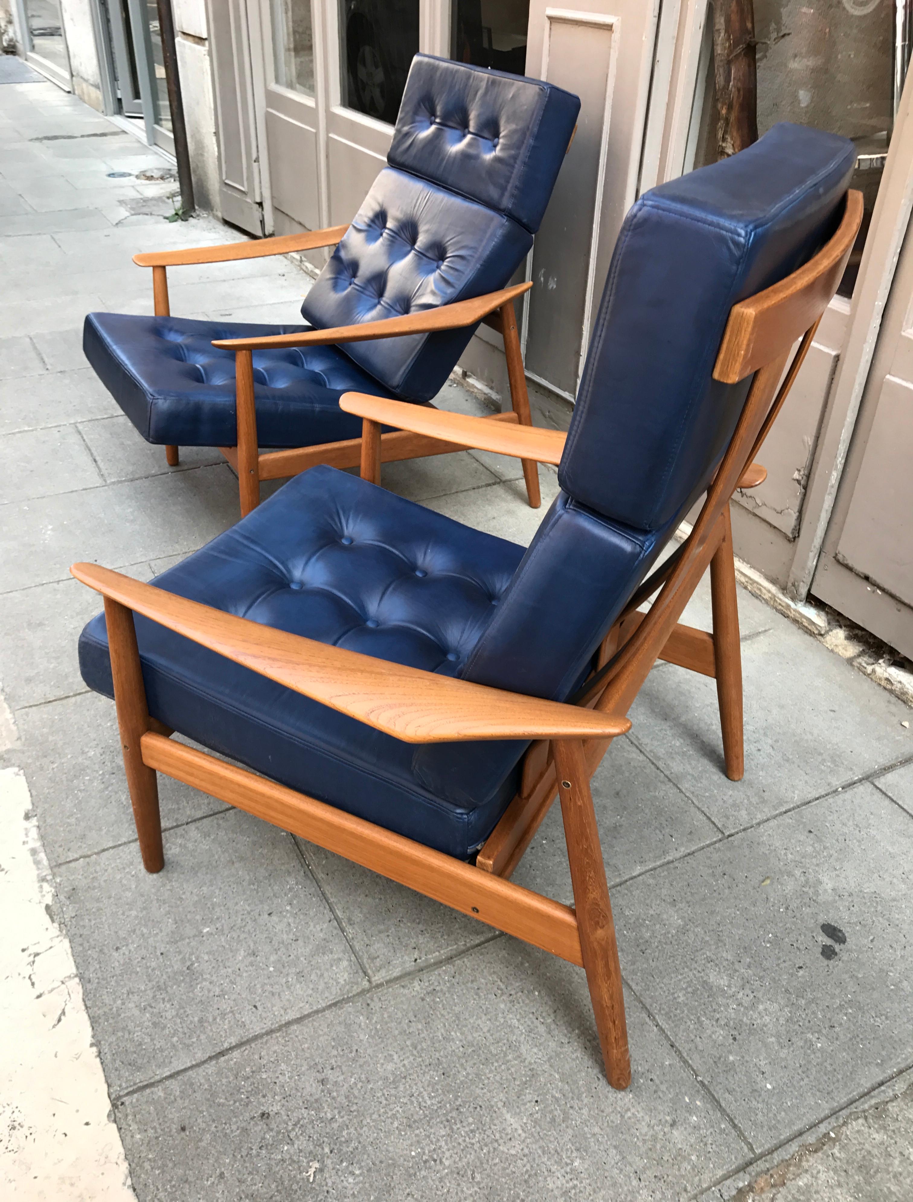 A solid pair of teak lounge chair, 