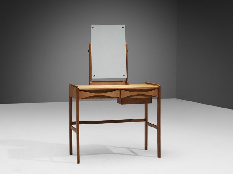 Arne Vodder and Helge Sibast for N.C. Møbler, vanity table, oak, mirror, Denmark, 1960s

This elegant vanity table combines simplicity with style in a superb manner. Executed in oak, this well-proportioned piece embodies a simplistic construction