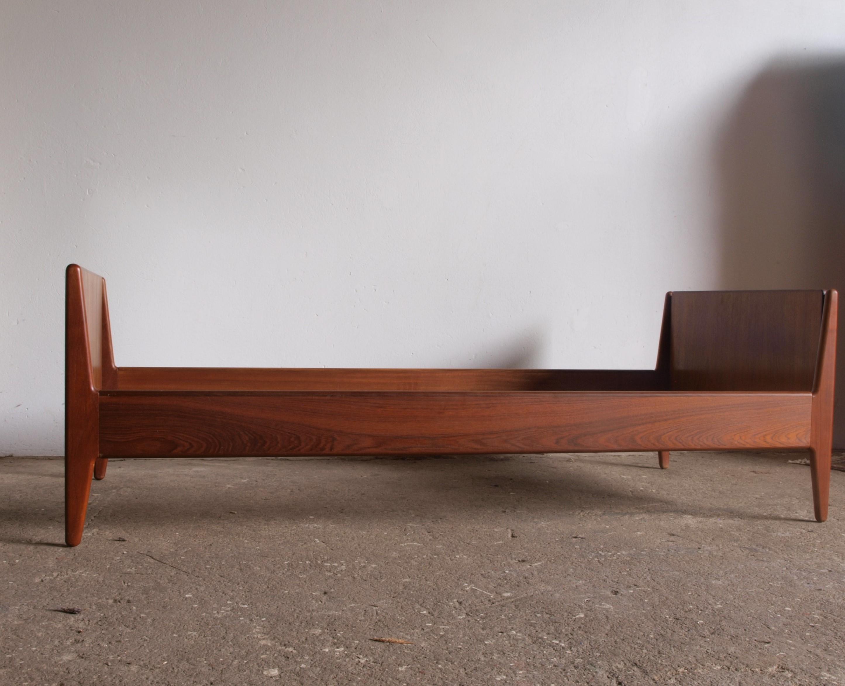 Beautiful teak single bed. The bed was designed by the design duo Arne Vodder & Anton Borg in the 1960s. The design duo Borg & Vodder had the bed manufactured by the renowned furniture manufacturer Vamo Møbelfabrik. An incredibly elegant and