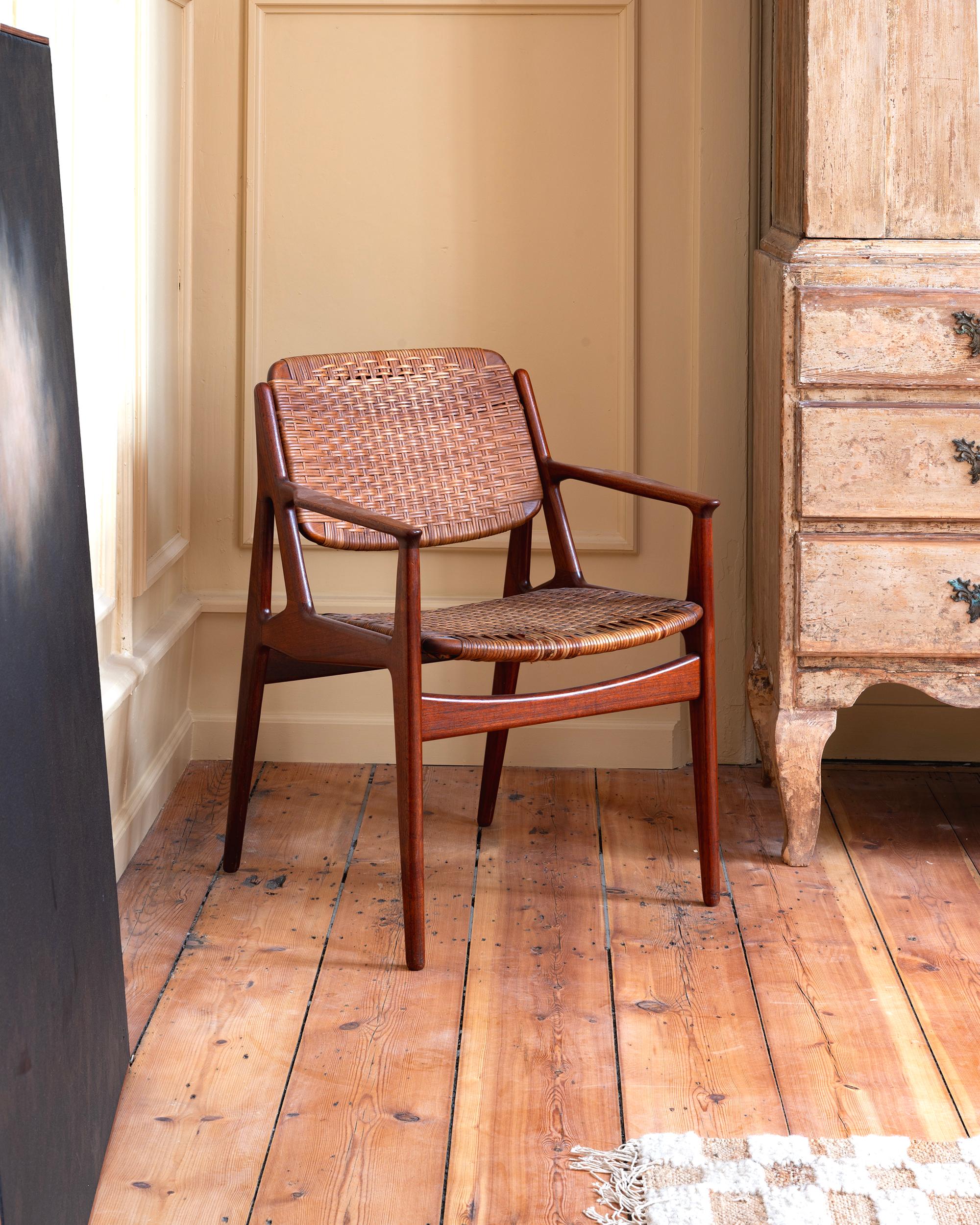 Rara poltrona di Arne Vodder in teak massiccio con seduta in rattan. 1960 circa, Danimarca. 