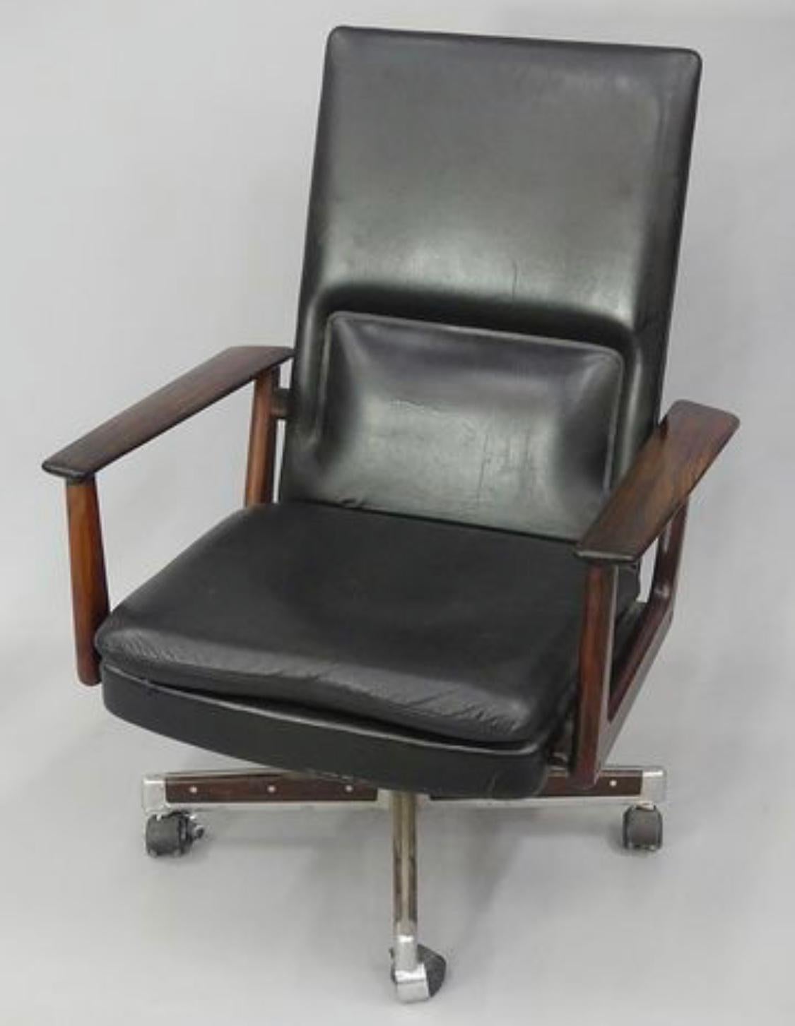 Arne Vodder for Sibast chair in leather and rosewood Perfect condition, 1960
Model 419 office chair by Arne Vodder and manufactured by Sibast Mobler, Denmark, 1960. Rosewood carved armrests, base with rosewood inlay and black aluminum leather