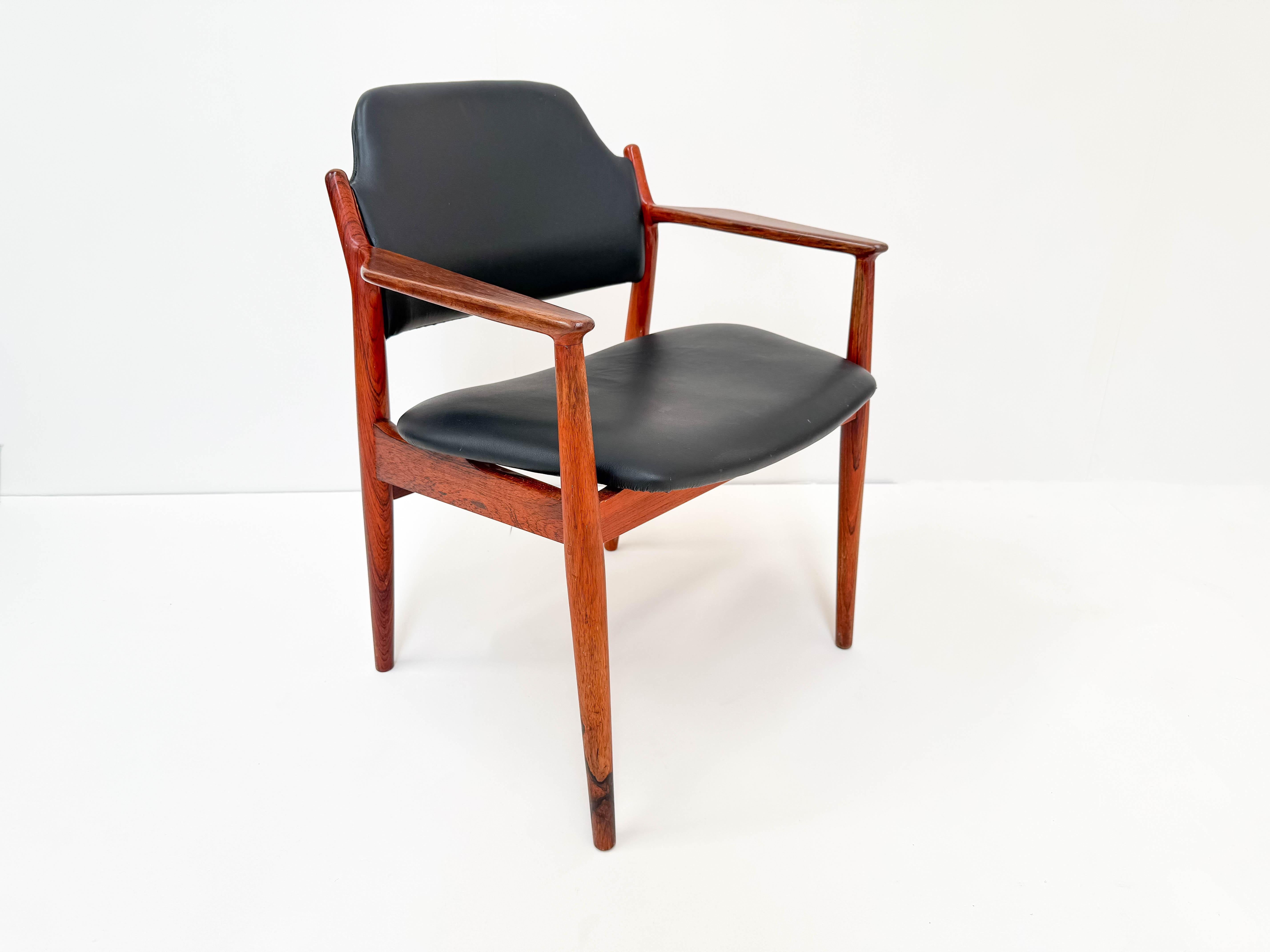 This elegant Arne Vodder Model 62A armchair is a stunning example of Danish mid-century modern design. Crafted with a solid rosewood frame, the chair showcases Vodder’s signature organic curves and seamless craftsmanship. The sleek black leather