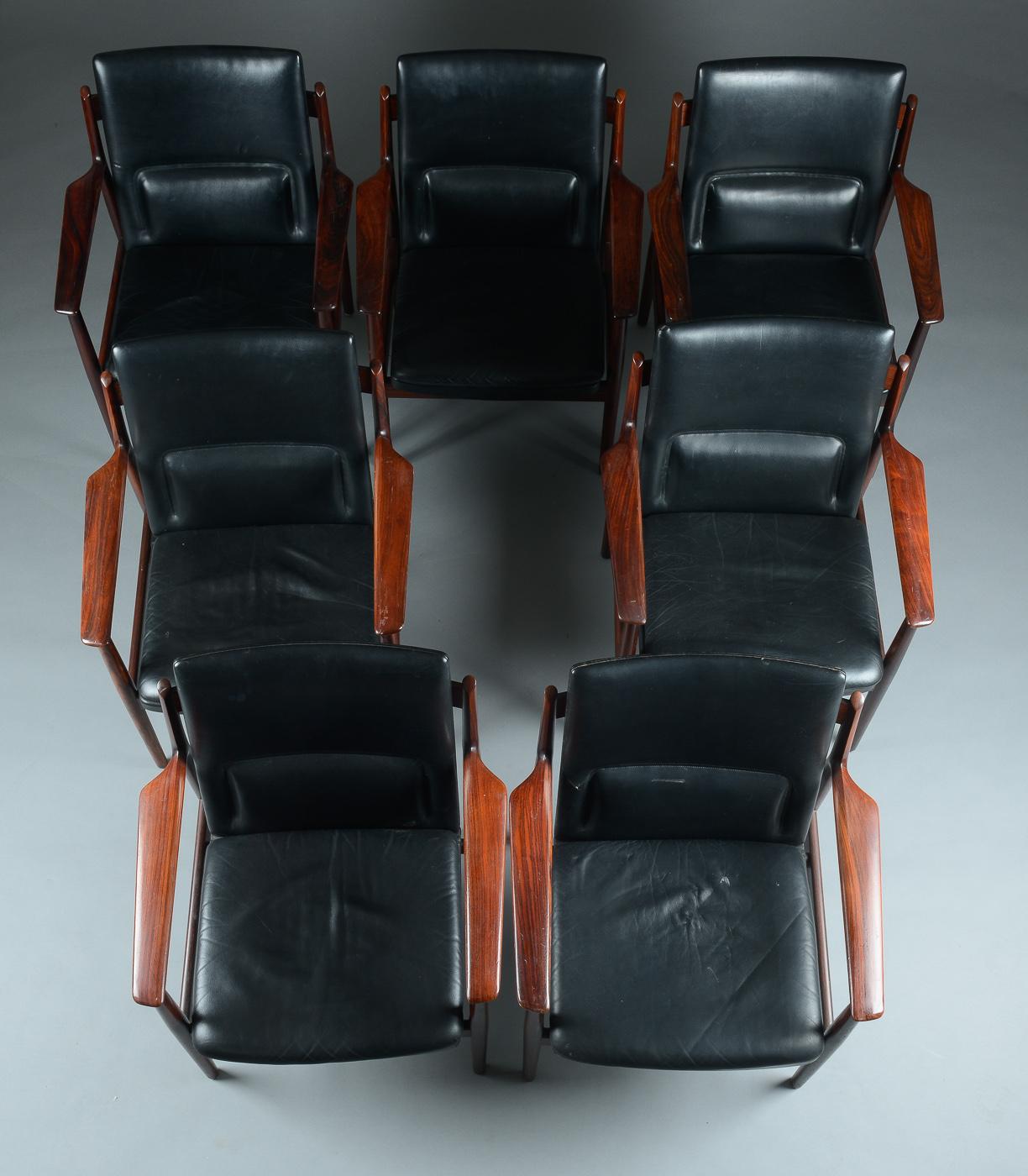 Abgebildet ist ein Satz von sieben Sesseln, die einzeln verkauft werden und von Arne Vodder entworfen und in den 1960er Jahren von Sibast hergestellt wurden. Das schwarze Original-Leder ist in gutem Zustand und weist leichte Gebrauchsspuren auf.