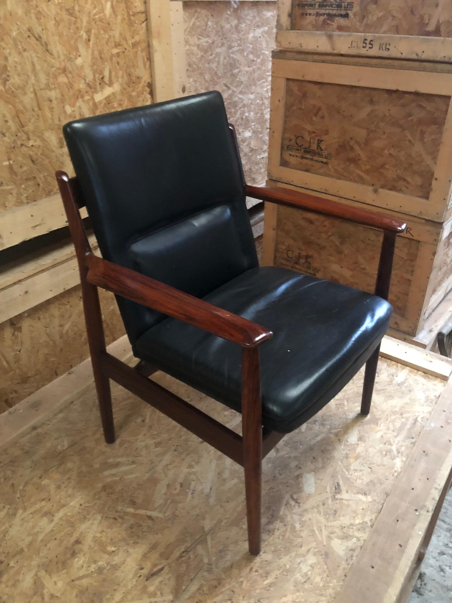 Arne Vodder Armchair with Original Black Leather, circa 1960s In Good Condition For Sale In London, GB