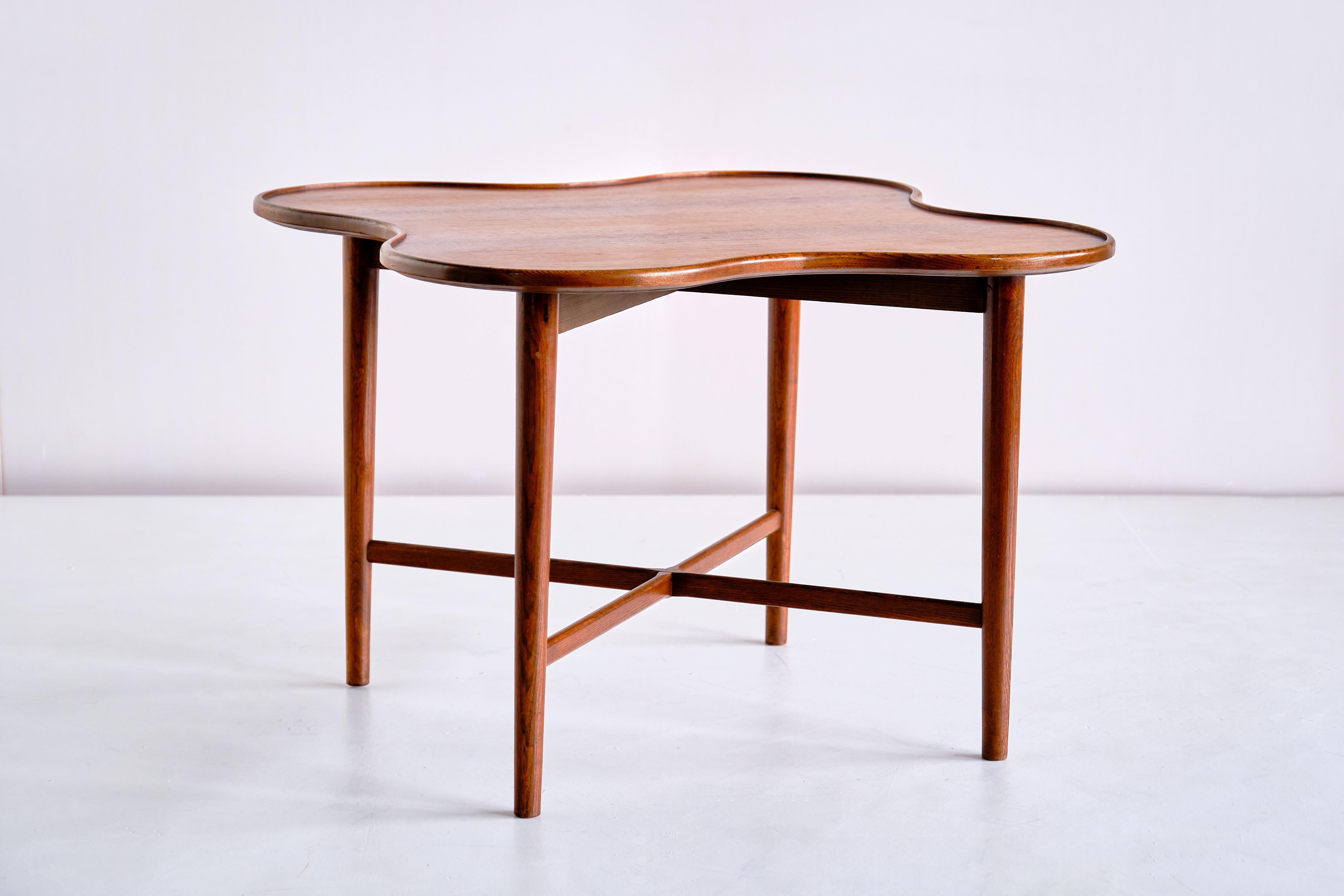 Mid-20th Century Arne Vodder Attributed Teak Side Table with Quatrefoil Shape, Denmark, 1960s