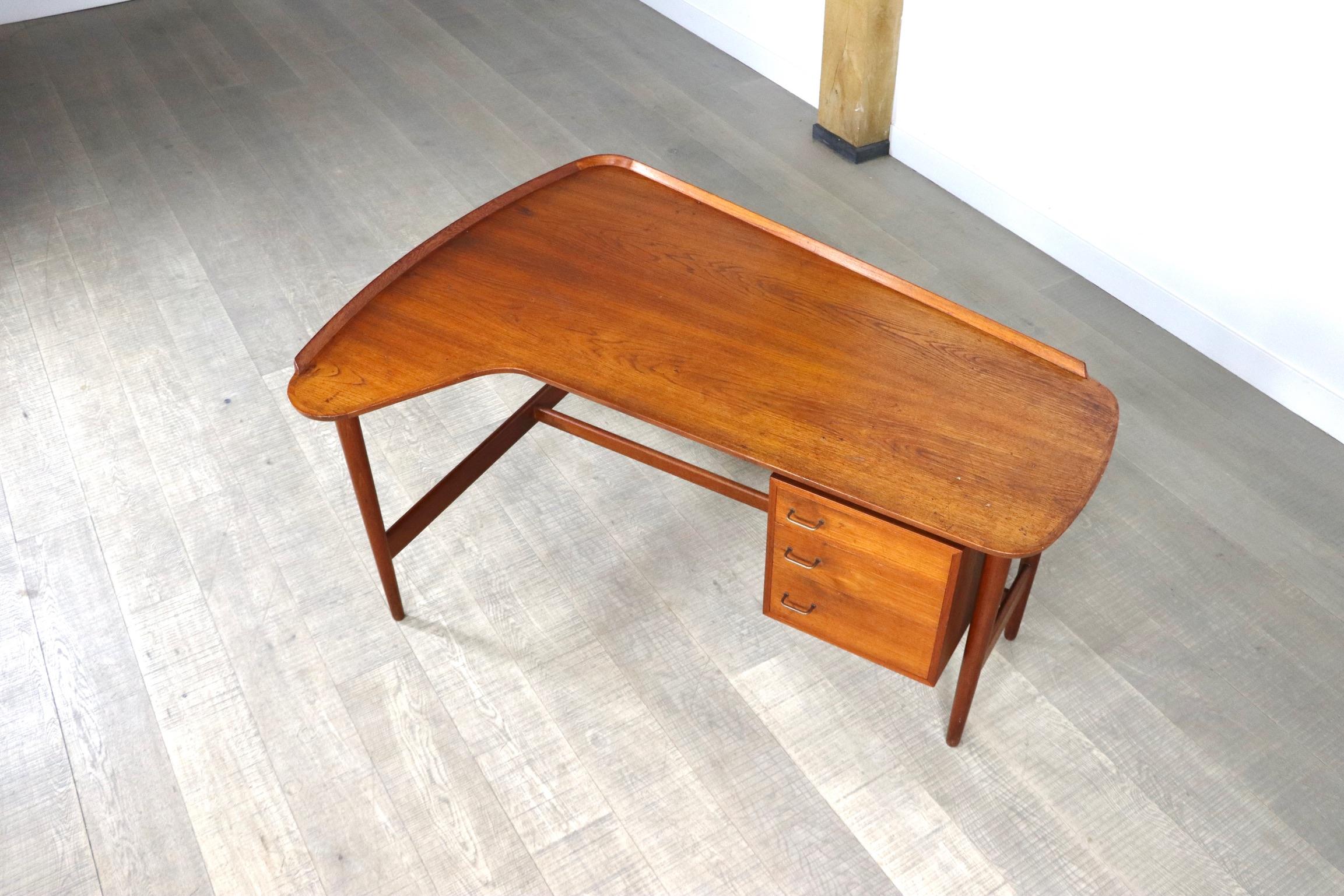 Arne Vodder “Boomerang” B085 Desk in Teak for Bovirke, Denmark, 1956 6