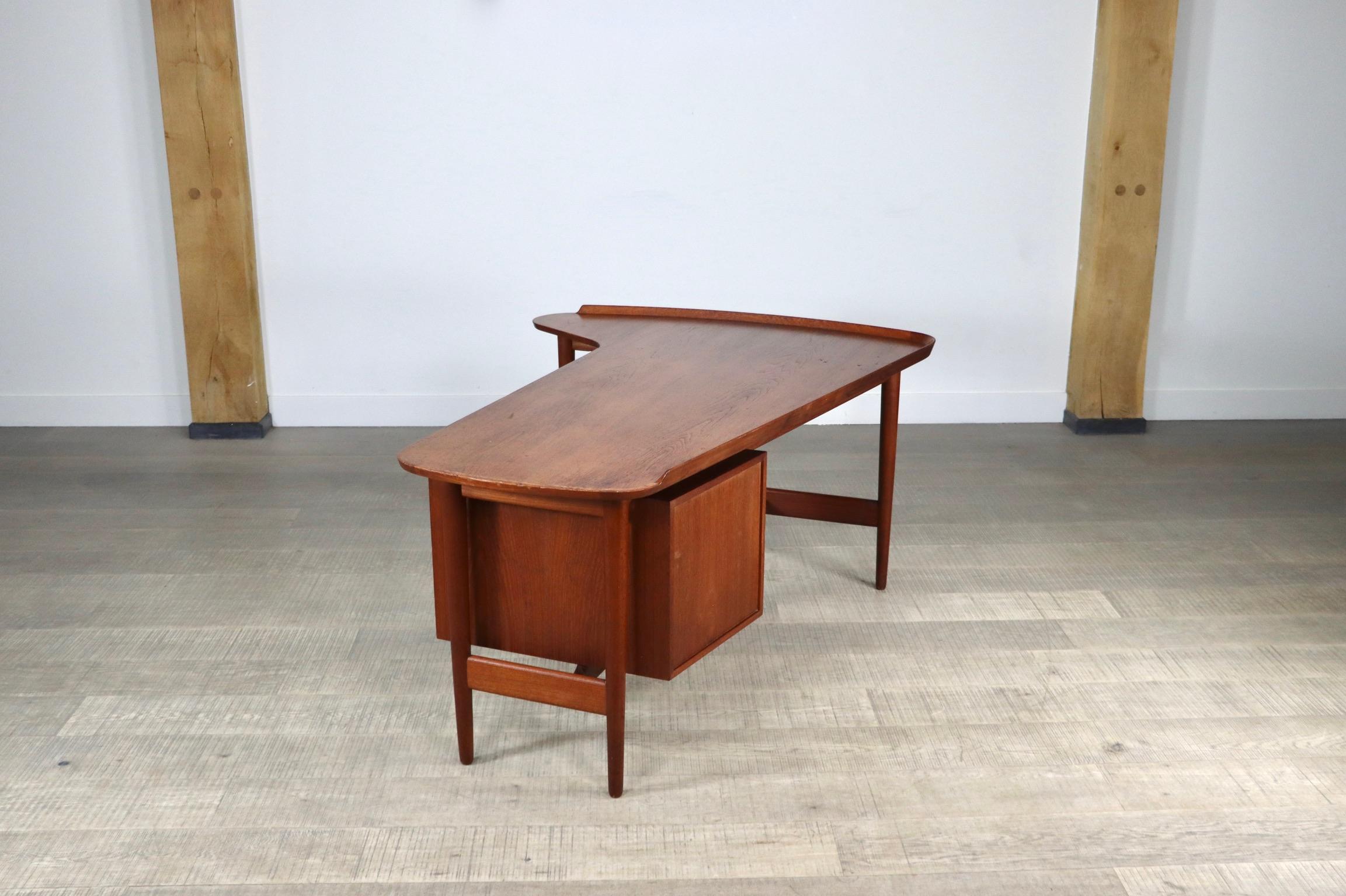 Arne Vodder “Boomerang” B085 Desk in Teak for Bovirke, Denmark, 1956 7