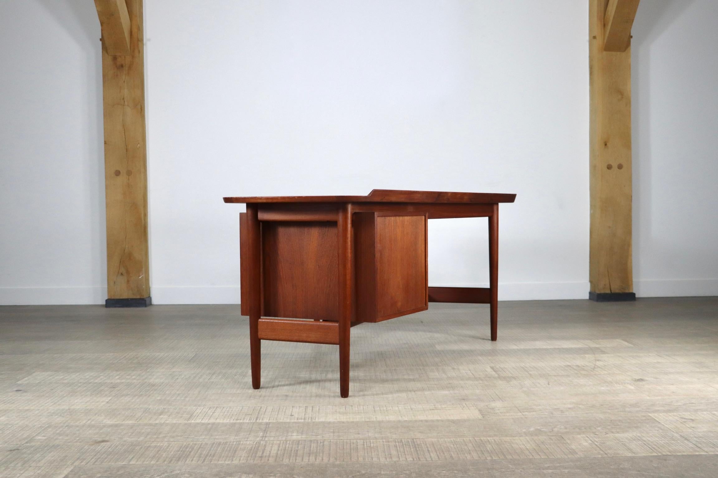 Arne Vodder “Boomerang” B085 Desk in Teak for Bovirke, Denmark, 1956 8