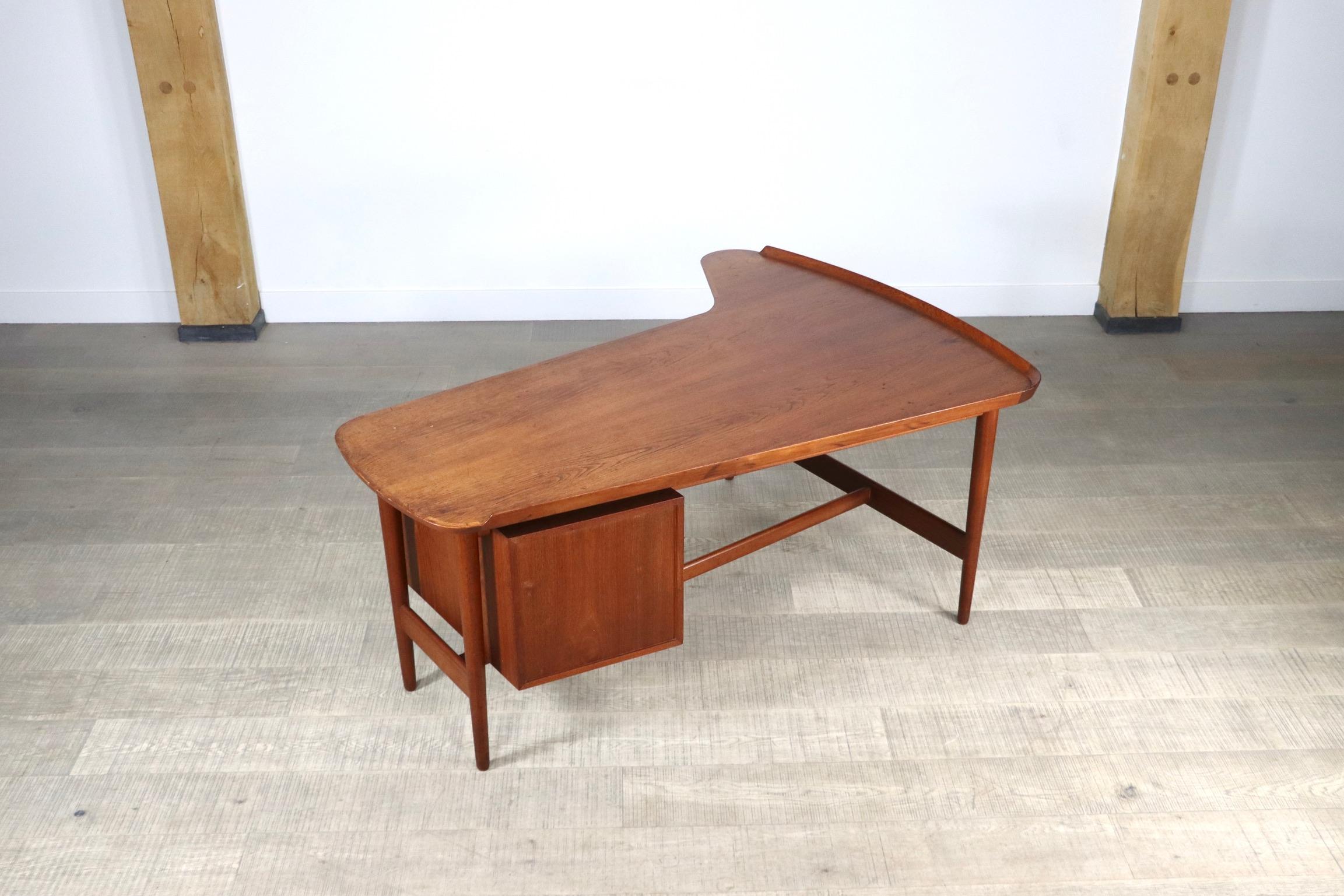 Arne Vodder “Boomerang” B085 Desk in Teak for Bovirke, Denmark, 1956 9