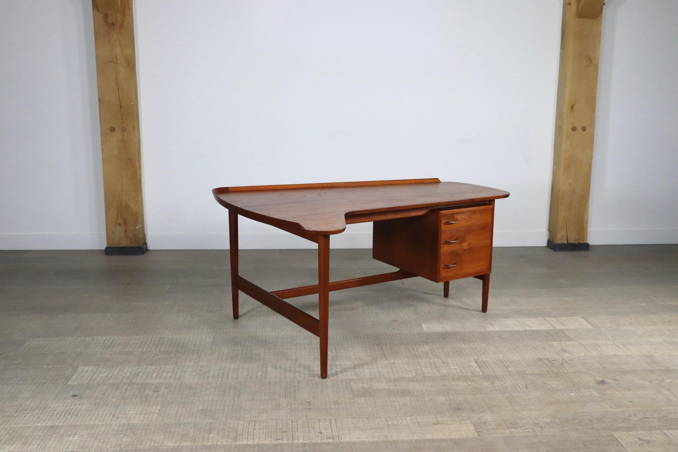 Arne Vodder “Boomerang” B085 Desk in Teak for Bovirke, Denmark, 1956 In Good Condition In ABCOUDE, UT