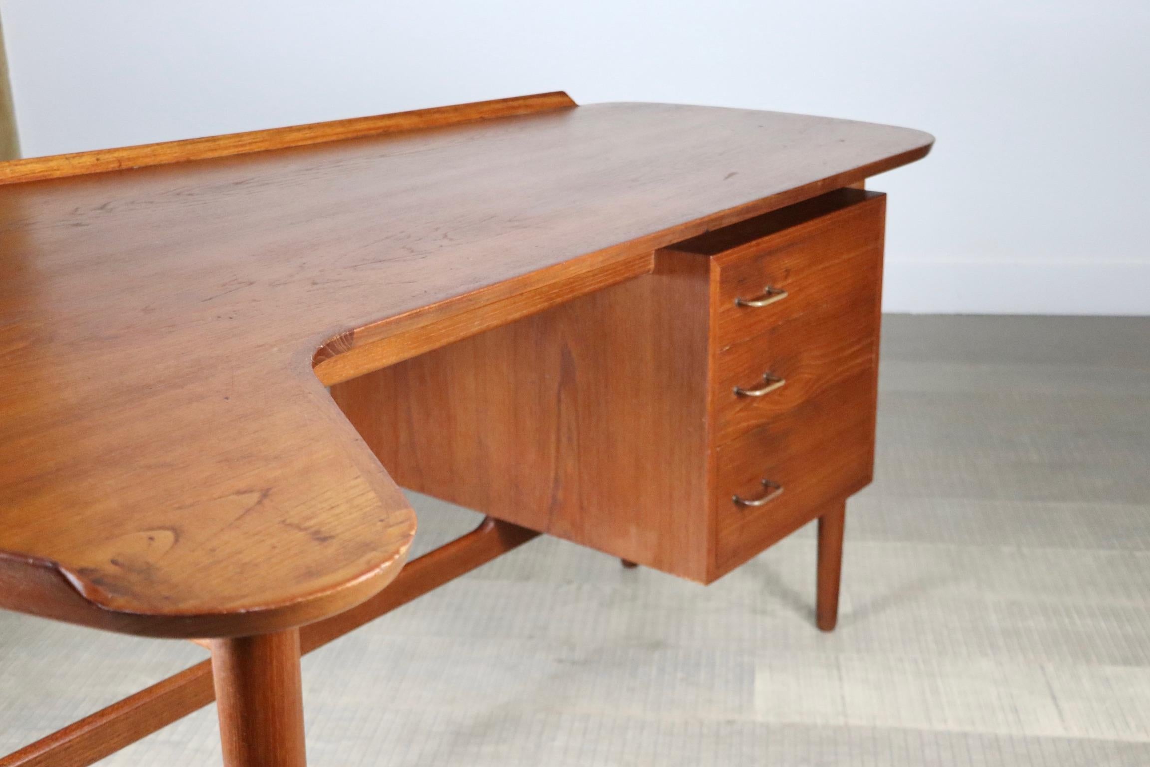 Arne Vodder “Boomerang” B085 Desk in Teak for Bovirke, Denmark, 1956 1