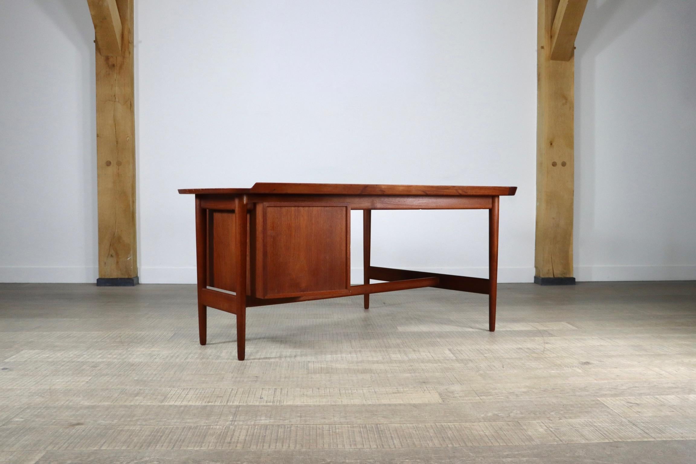 Arne Vodder “Boomerang” B085 Desk in Teak for Bovirke, Denmark, 1956 3