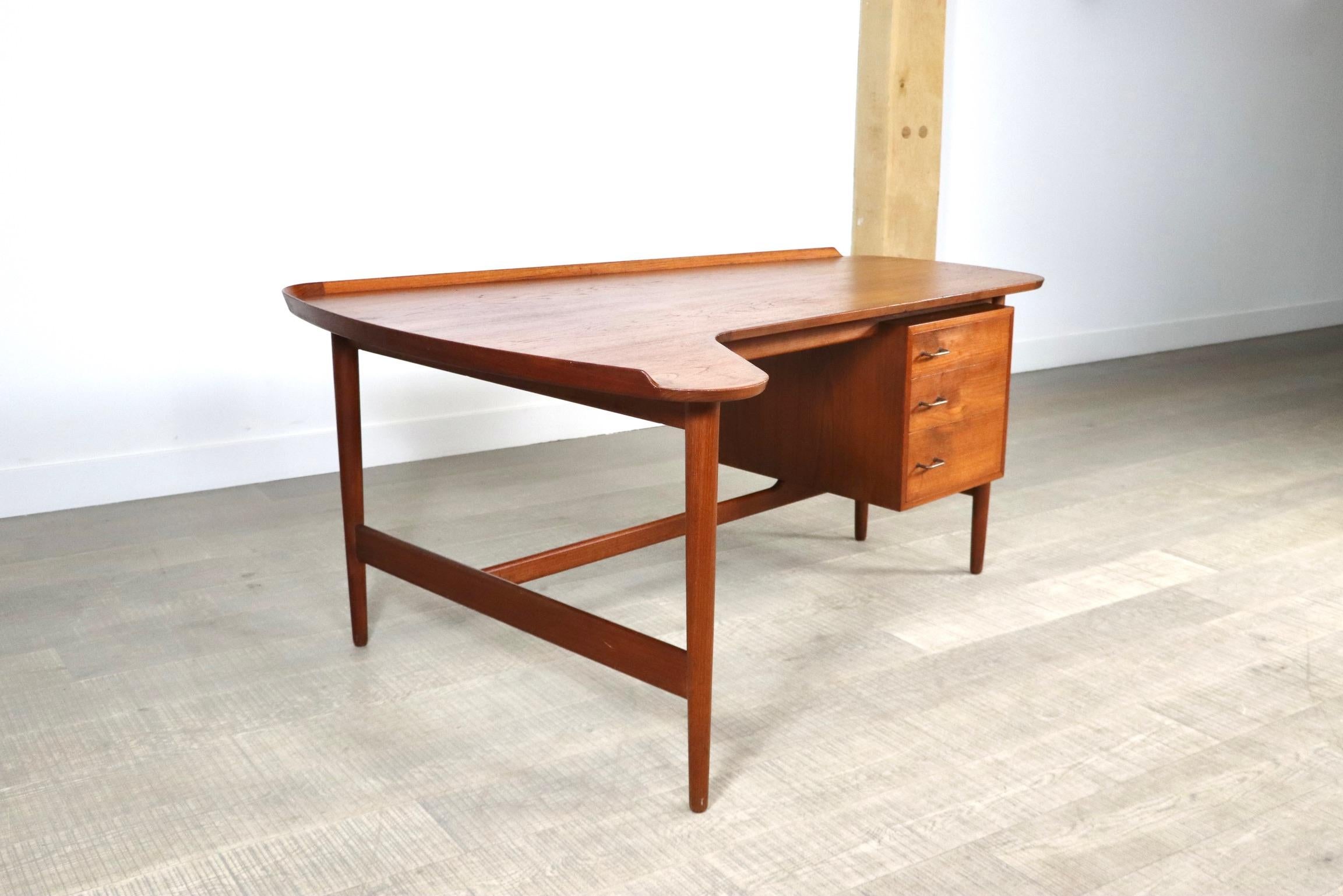 Arne Vodder “Boomerang” B085 Desk in Teak for Bovirke, Denmark, 1956 4