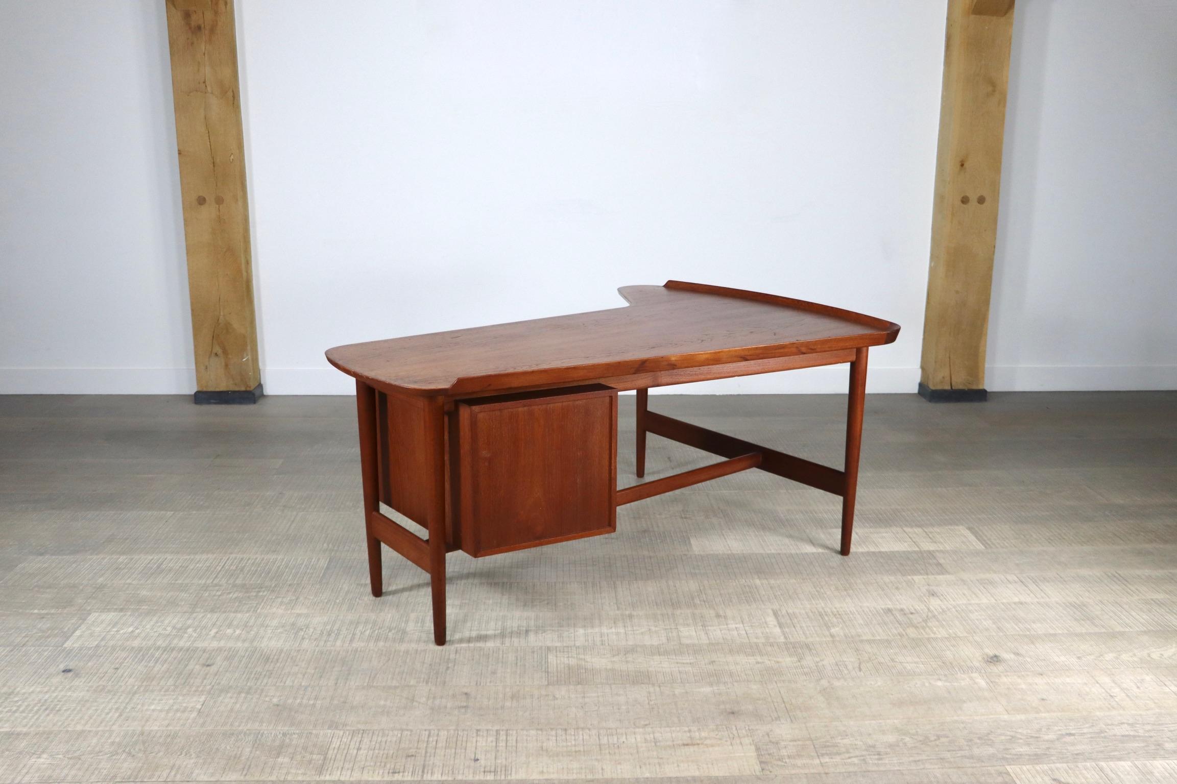 Arne Vodder “Boomerang” B085 Desk in Teak for Bovirke, Denmark, 1956 5