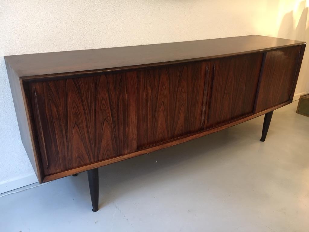 Arne Vodder bow front rosewood sideboard produced by HP Hansen, Denmark circa 1960
4 slidings doors, 4 drawers inside
Good vintage condition
Measures: L 200 x H 80 x D 51 cm.