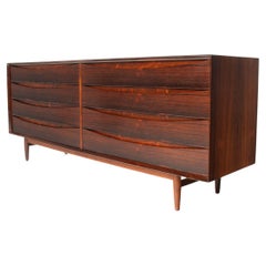 Arne Vodder Commode en palissandre brésilien avec façades de tiroirs sculpturales