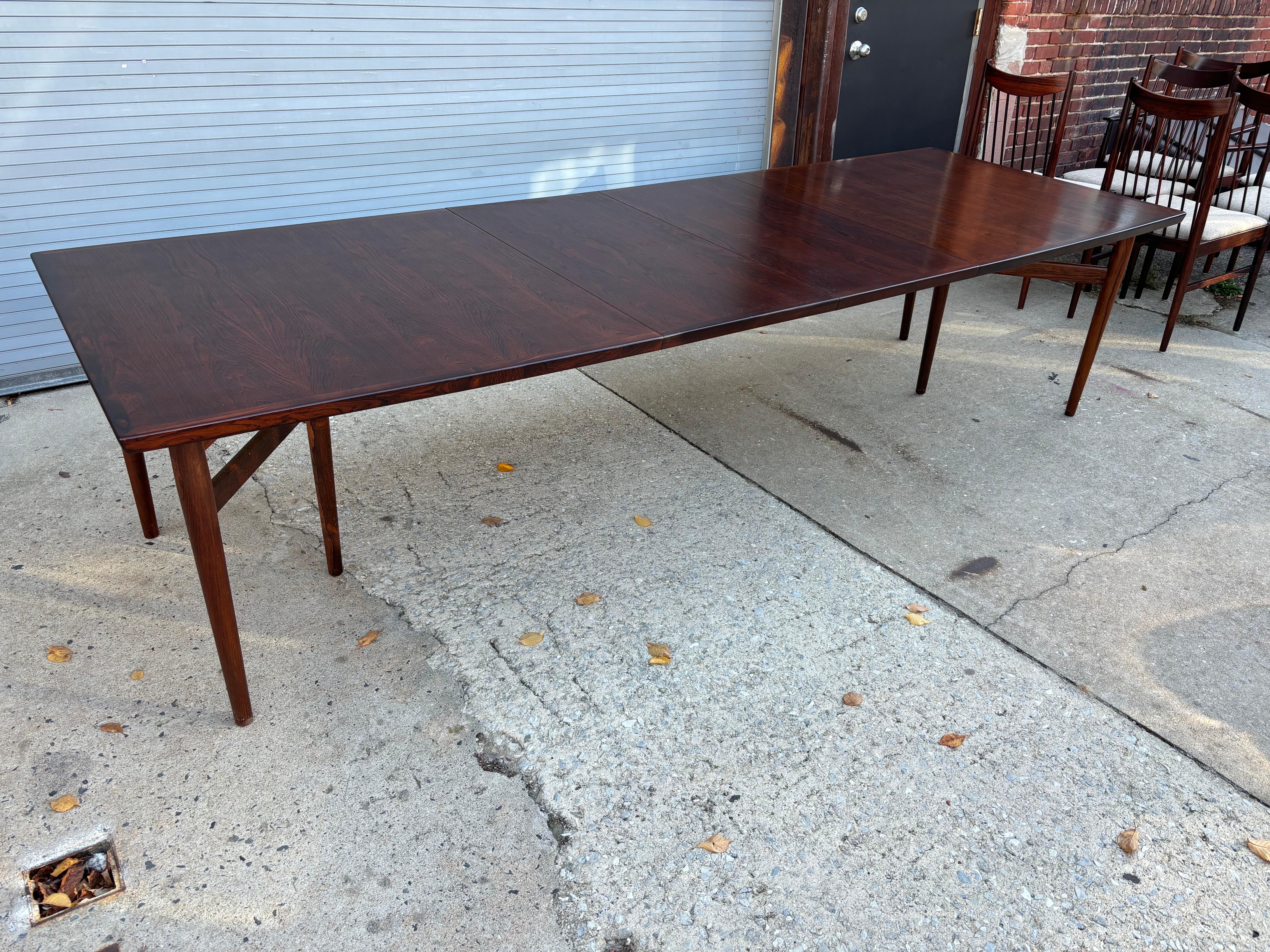 Table et 6 chaises brésiliennes en bois de rose Arne Vodder pour Sibast Denmark Bon état - En vente à Philadelphia, PA
