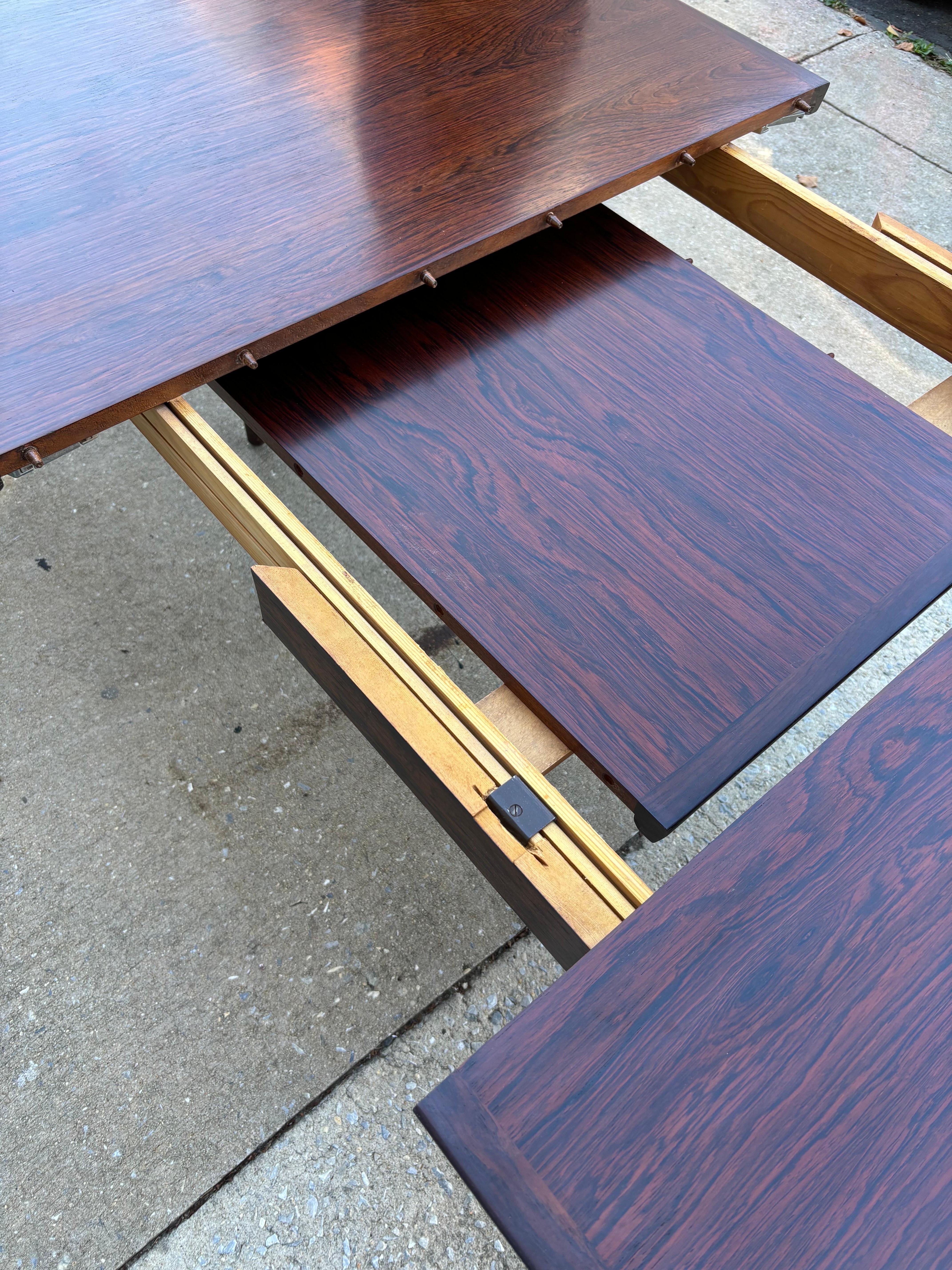 Milieu du XXe siècle Table et 6 chaises brésiliennes en bois de rose Arne Vodder pour Sibast Denmark en vente