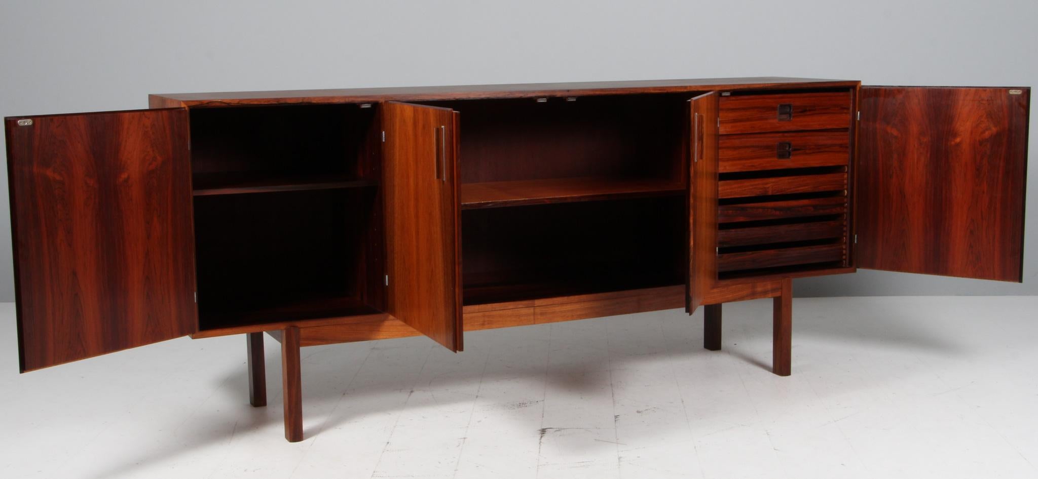 Armario Arne Vodder de 4 puertas, palisandro y aluminio. Dinamarca Años 60 Palo de rosa en venta
