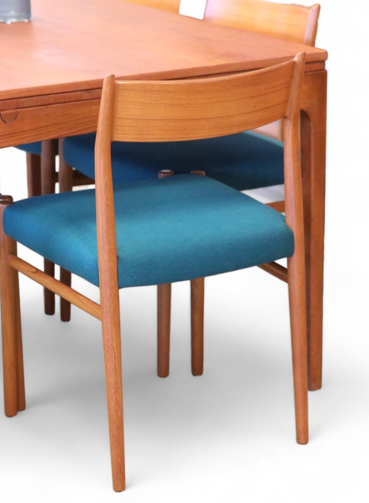 Chaise Arne Vodder modèle 418 avec revêtement en teck et laine verte, lot de quatre en vente 1