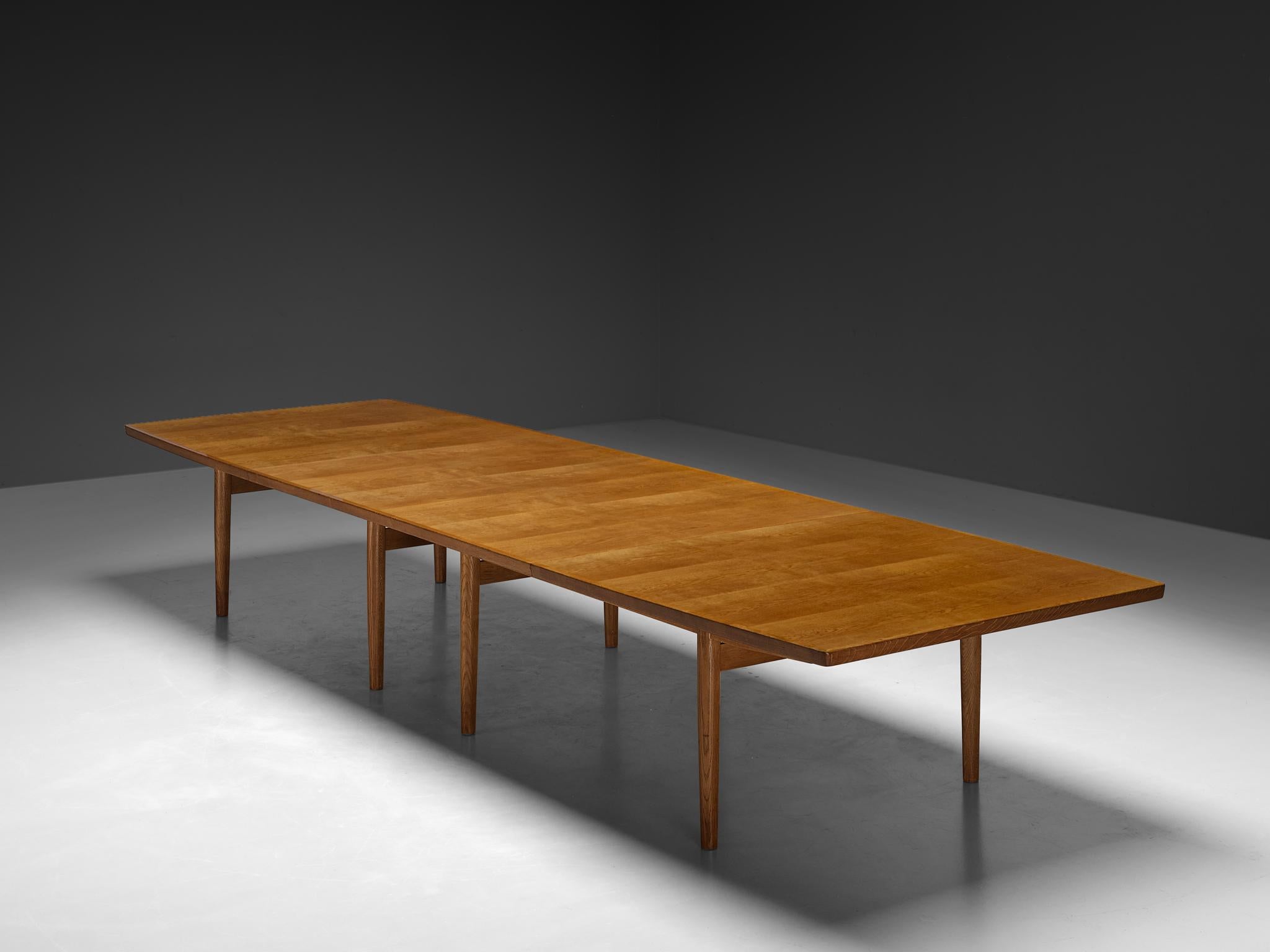 Arne Vodder for Sibast, conference or dining table, oak, Denmark, 1960s

Elegant and simplistic sizable table by Arne Vodder for Sibast. This large conference table has an impressive size with its 16 ft in length. The table consists of a boat shaped