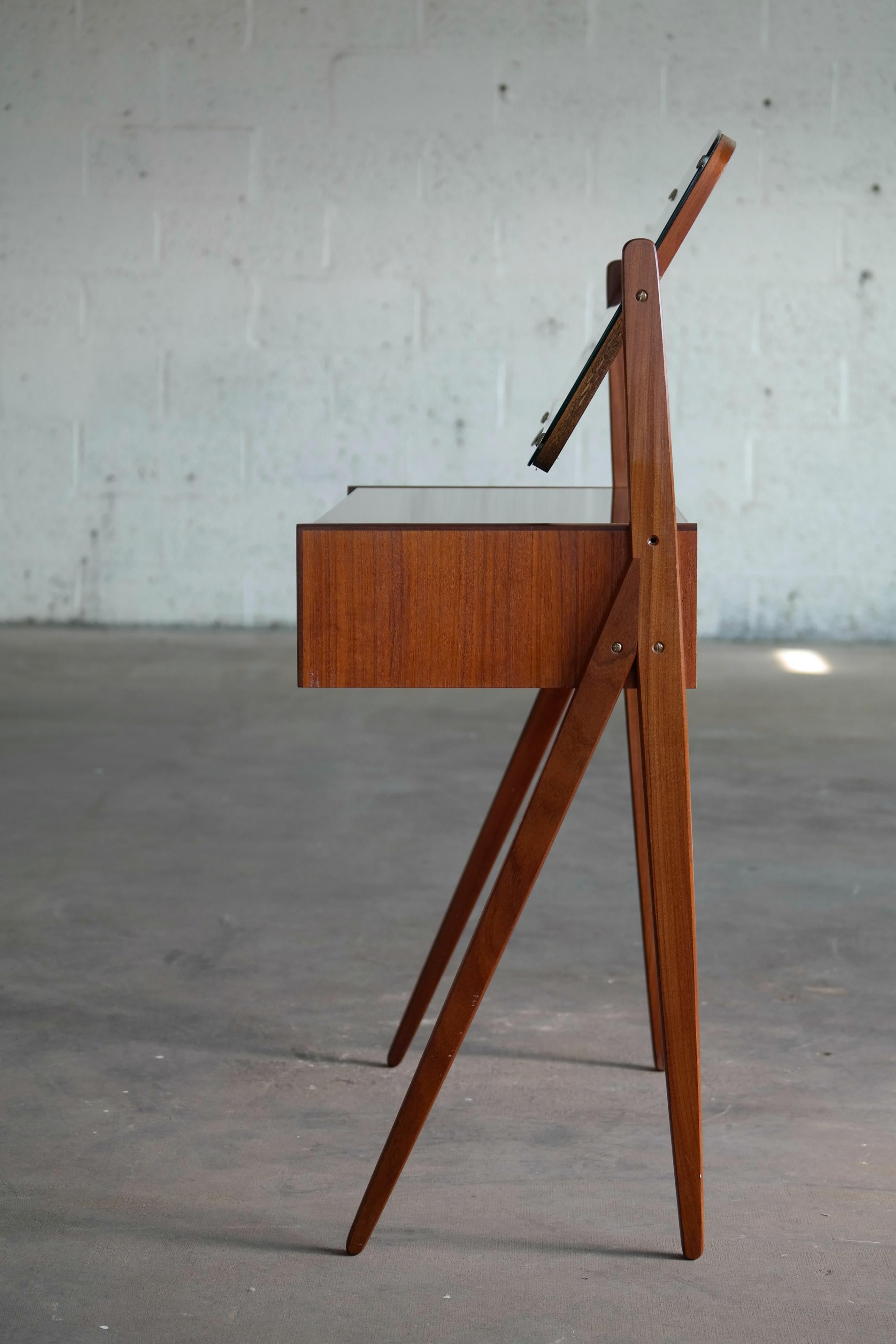 Arne Vodder Danish Midcentury Teak Vanity or Dressing Table with Mirror, 1960s In Good Condition In Bridgeport, CT