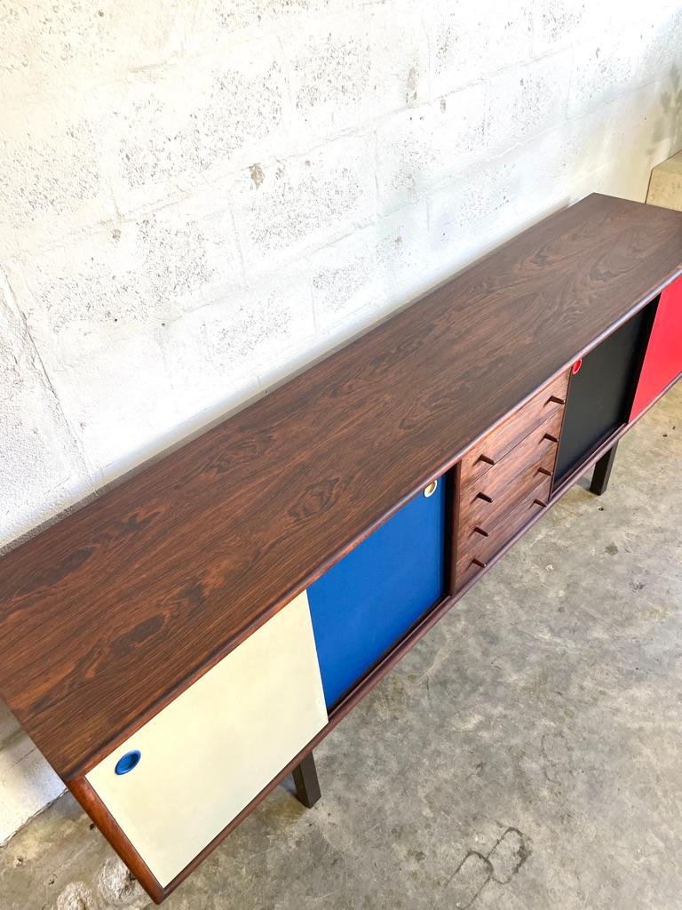 Credenza o console in palissandro di Arne Vodder. Colori originali. Porte reversibili. Ripiano a sinistra e cassetti a destra dietro le ante. 