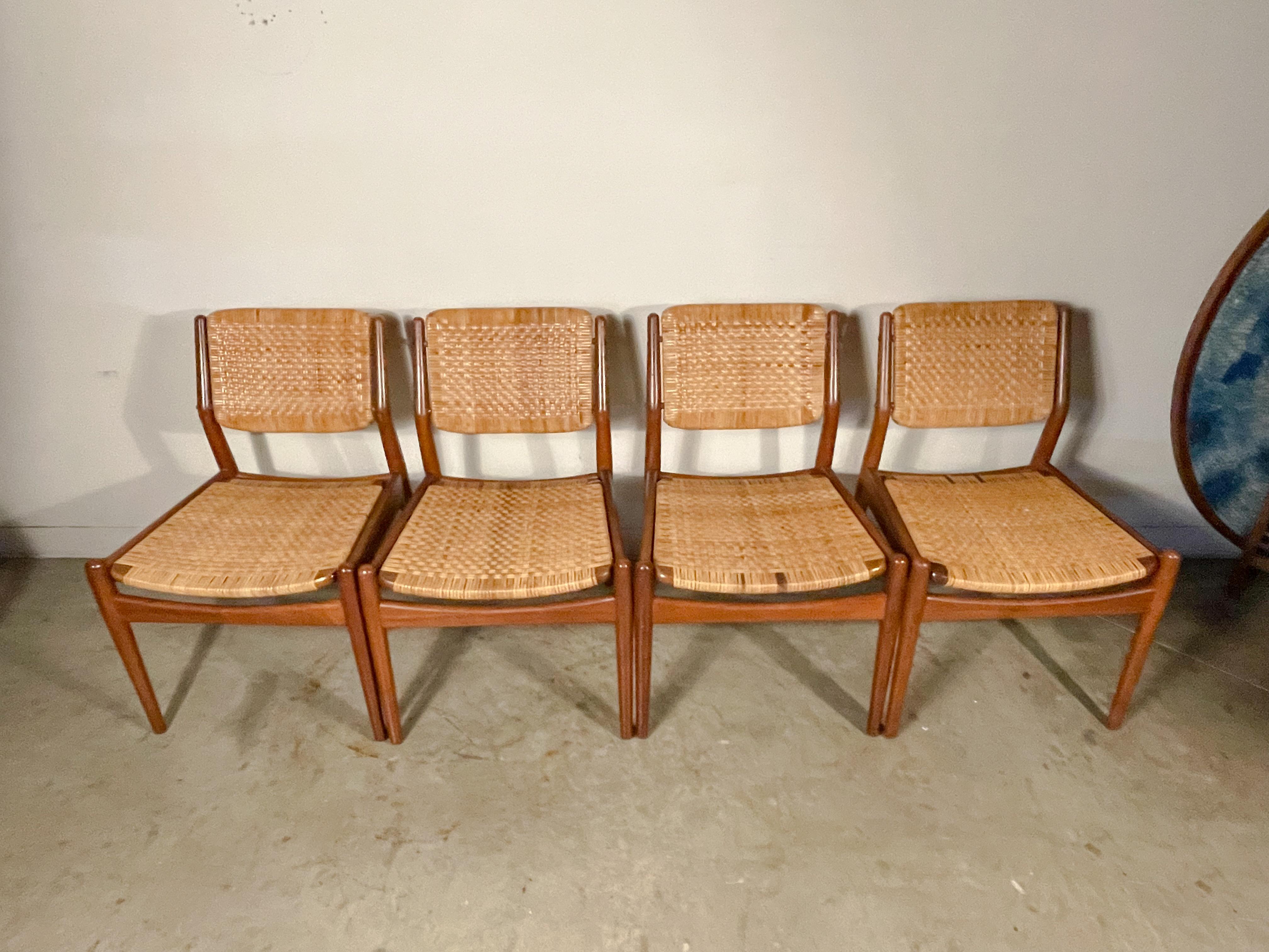 Mid-Century Modern Ensemble de chaises de salle à manger danoises modernes Arne Vodder en teck et rotin en vente