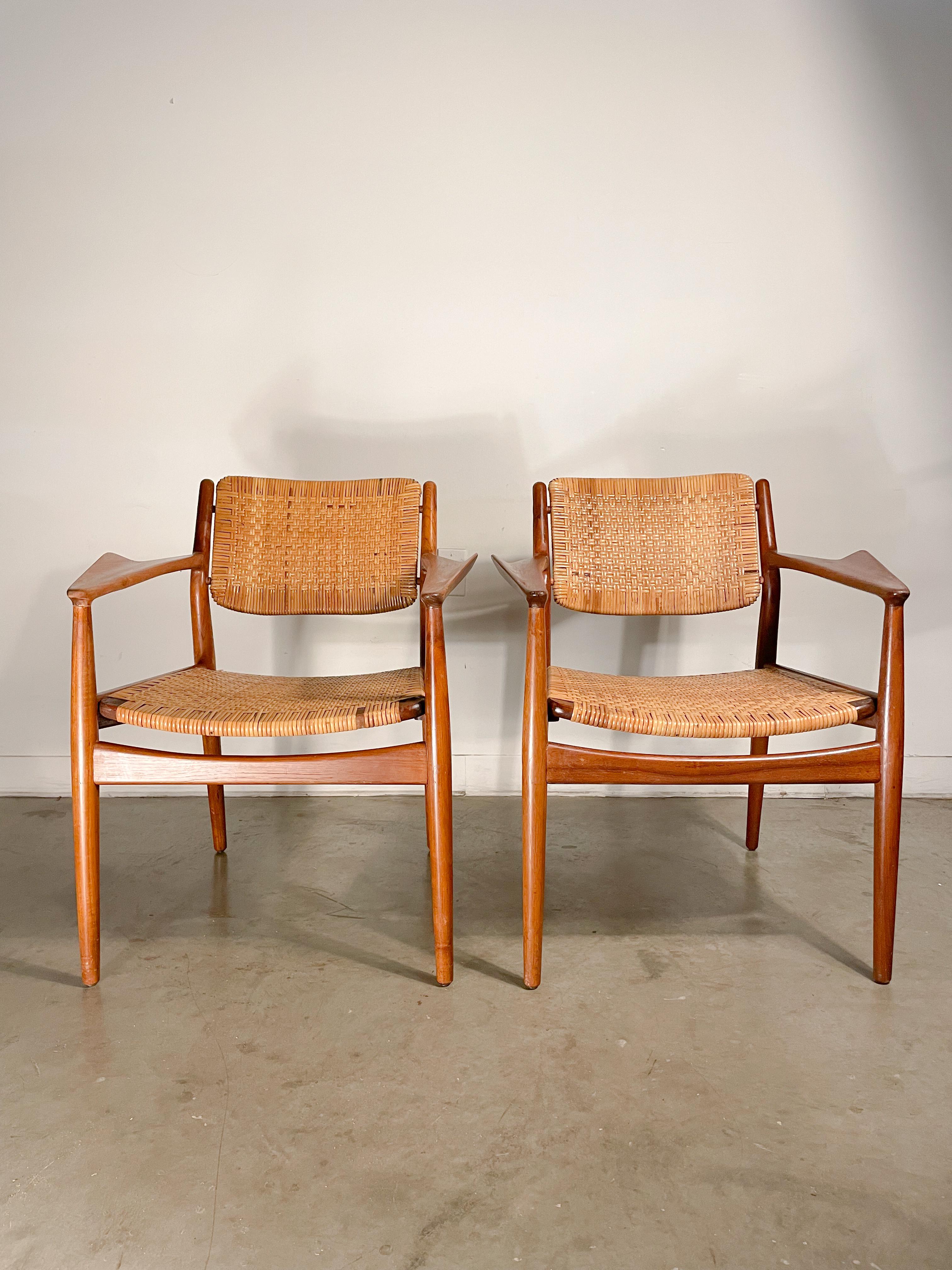 Danois Ensemble de chaises de salle à manger danoises modernes Arne Vodder en teck et rotin en vente
