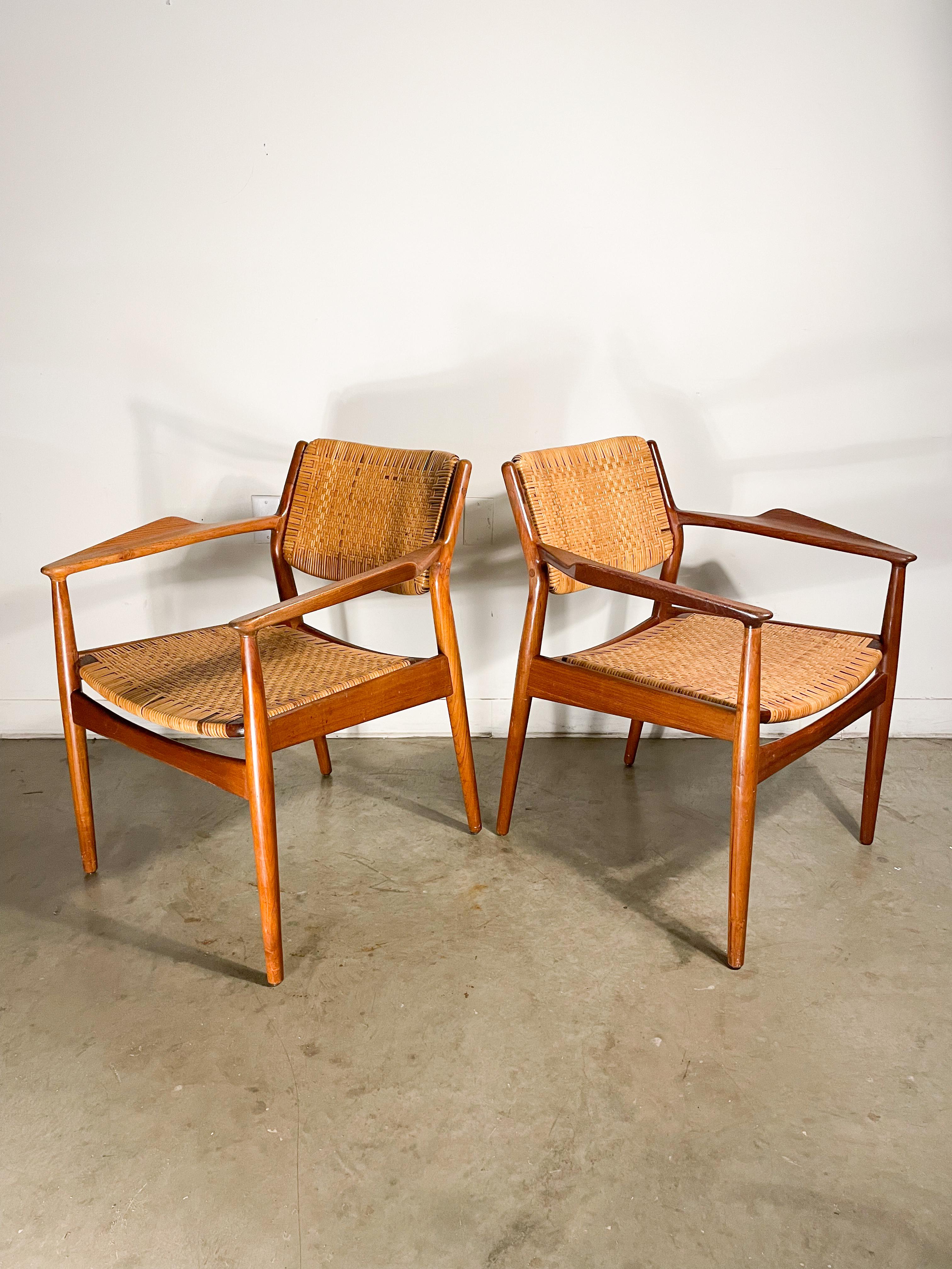 Set di sedie da pranzo moderne in teak e canna di Arne Vodder In condizioni buone in vendita a Kalamazoo, MI